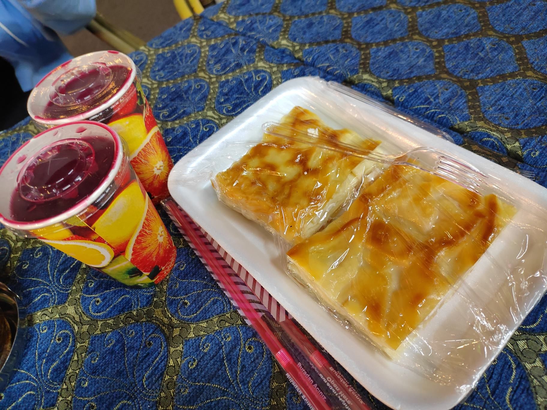 Самый вкусный су бёрек мы ели при входе в Араста-базар у площади Султанахмет. Фото Дарины Устич