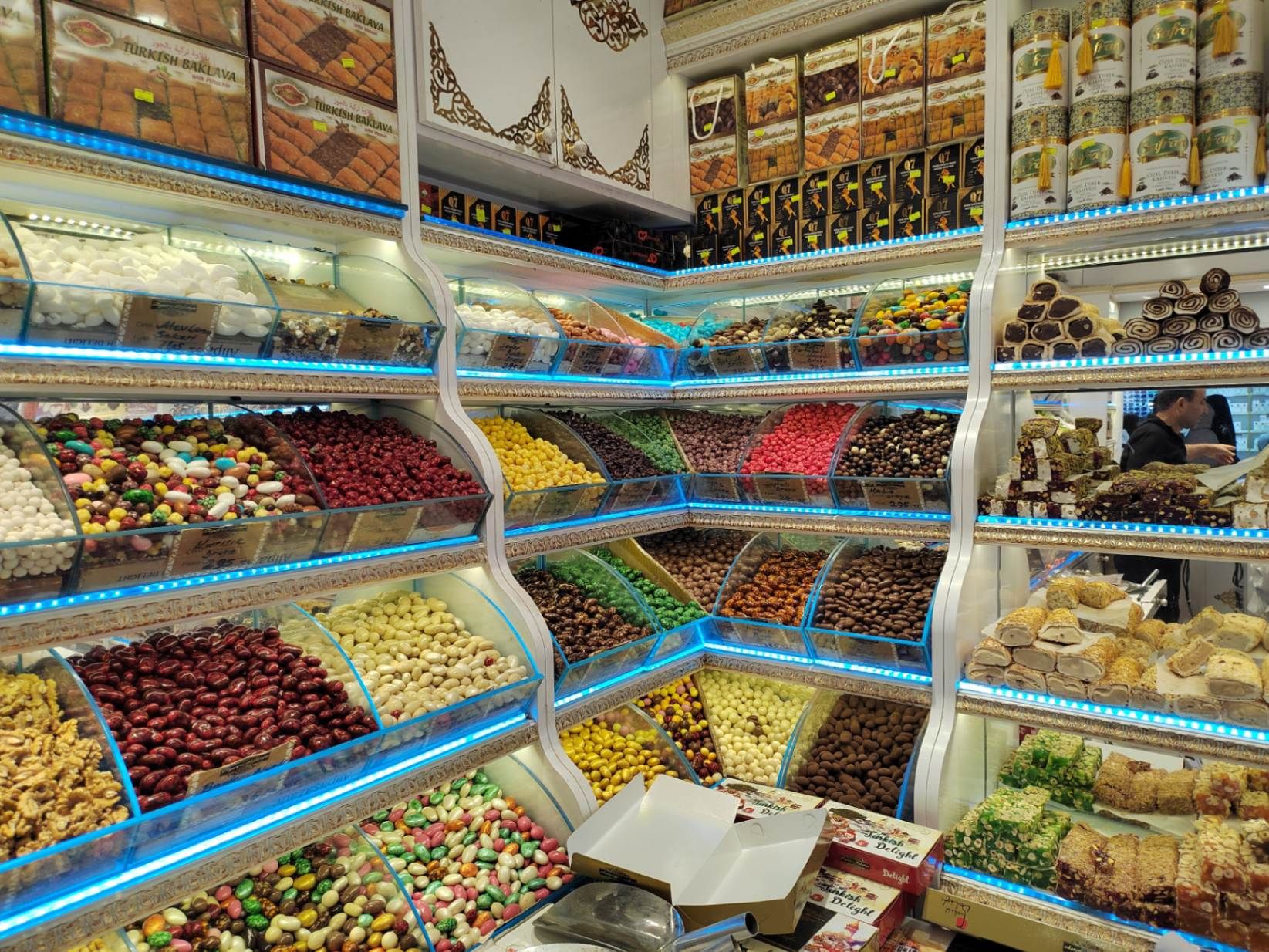 Турецкий мир сладостей. Справа&nbsp;— тот самый лукум. Фото Дарины Устич