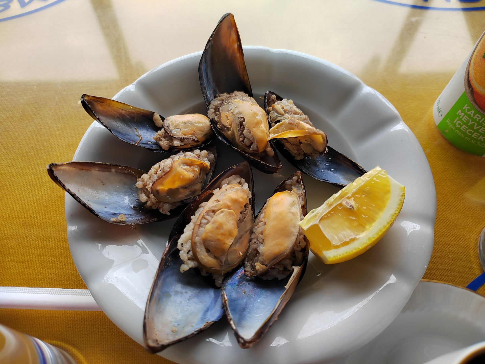 В кафе риса кладут меньше и хотя бы немного ощущается вкус самой мидии. Но всё равно не зашло. Фото Дарины Устич