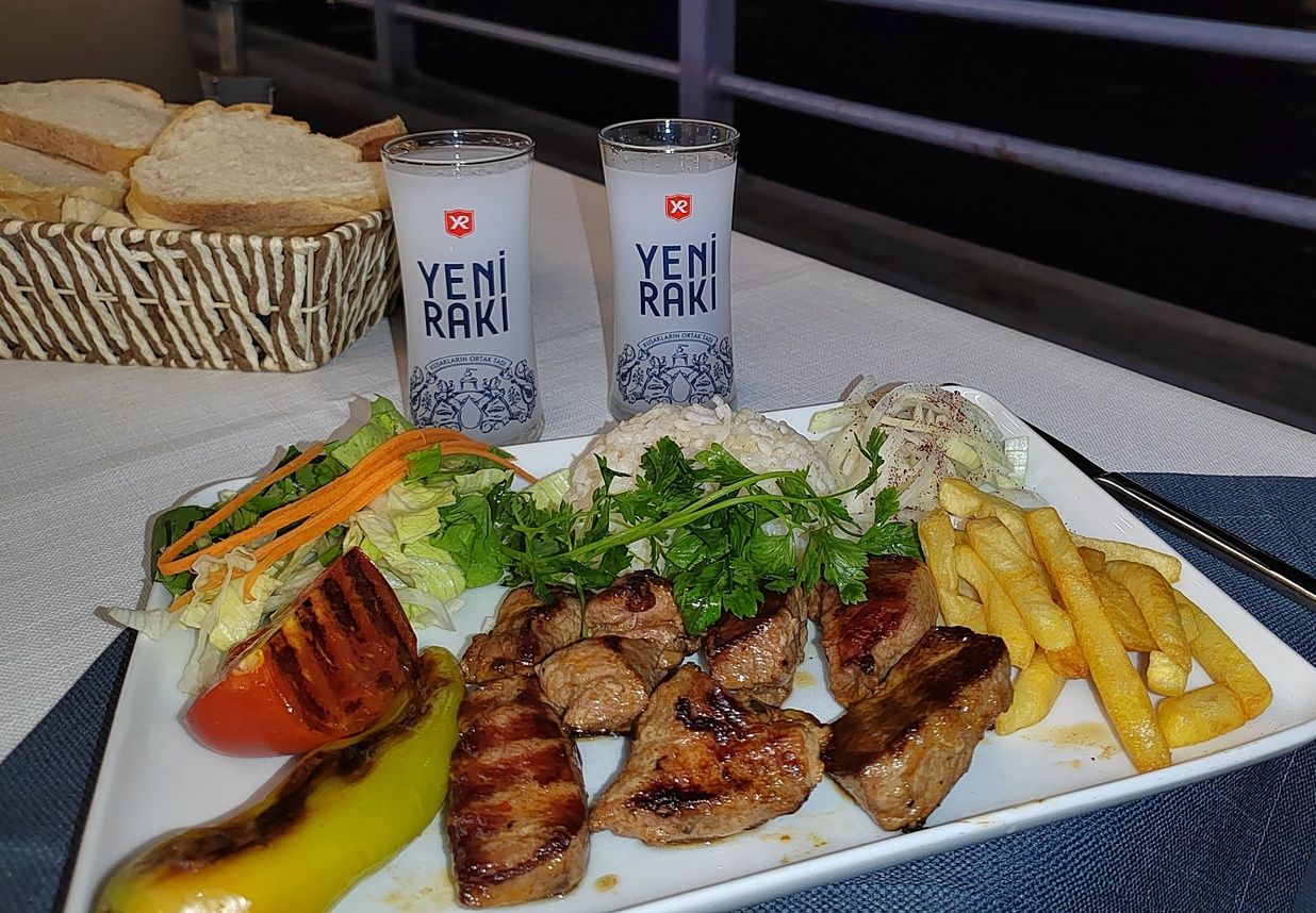 Турецкая трапеза с ракы. Фото Дарины Устич