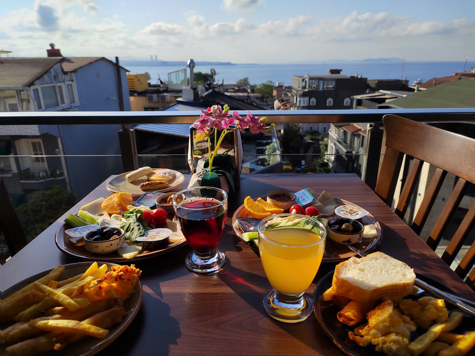 Турецкий завтрак на террасе с видом на Босфор&nbsp;— лучшее начало дня. Фото Дарины Устич