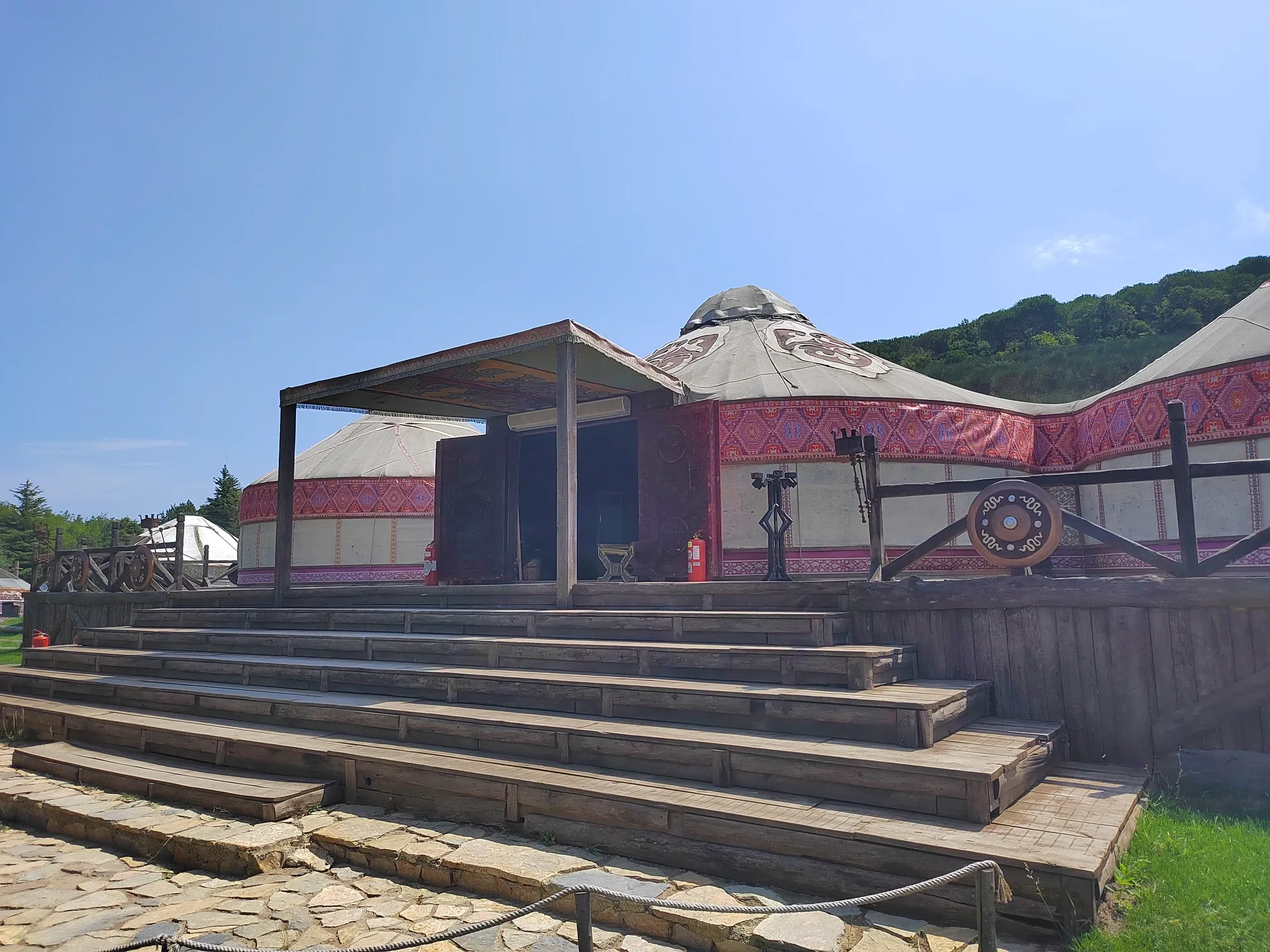 Вход в шатёр тоже киношный. Фото Дарины Устич