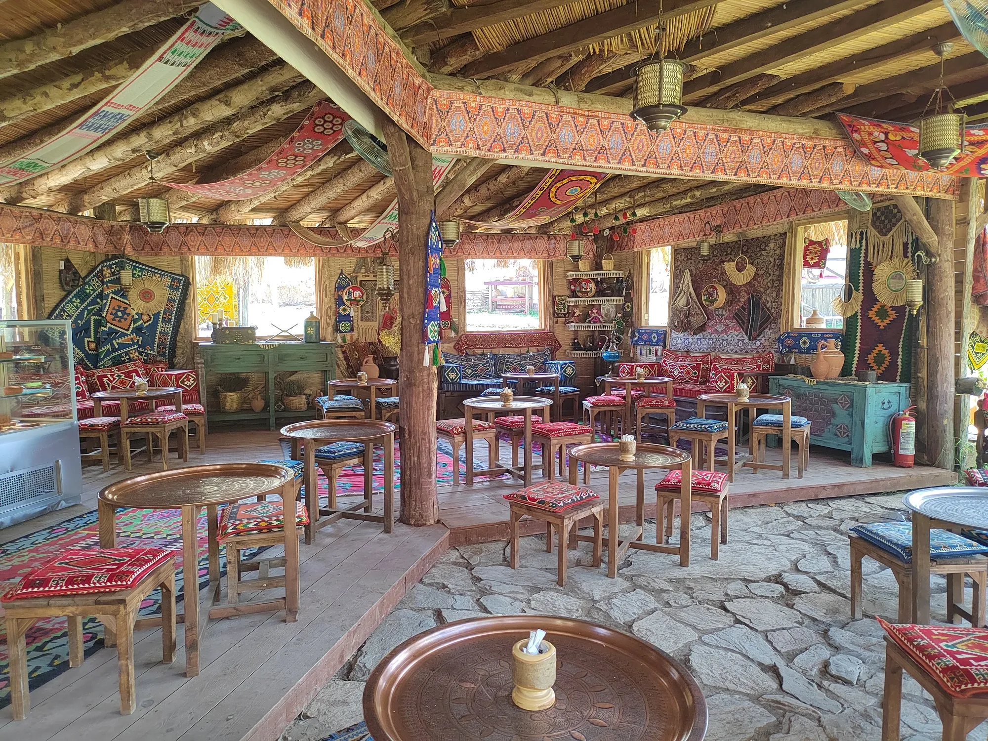 Одно из кафе тоже стилизованное. Фото Дарины Устич