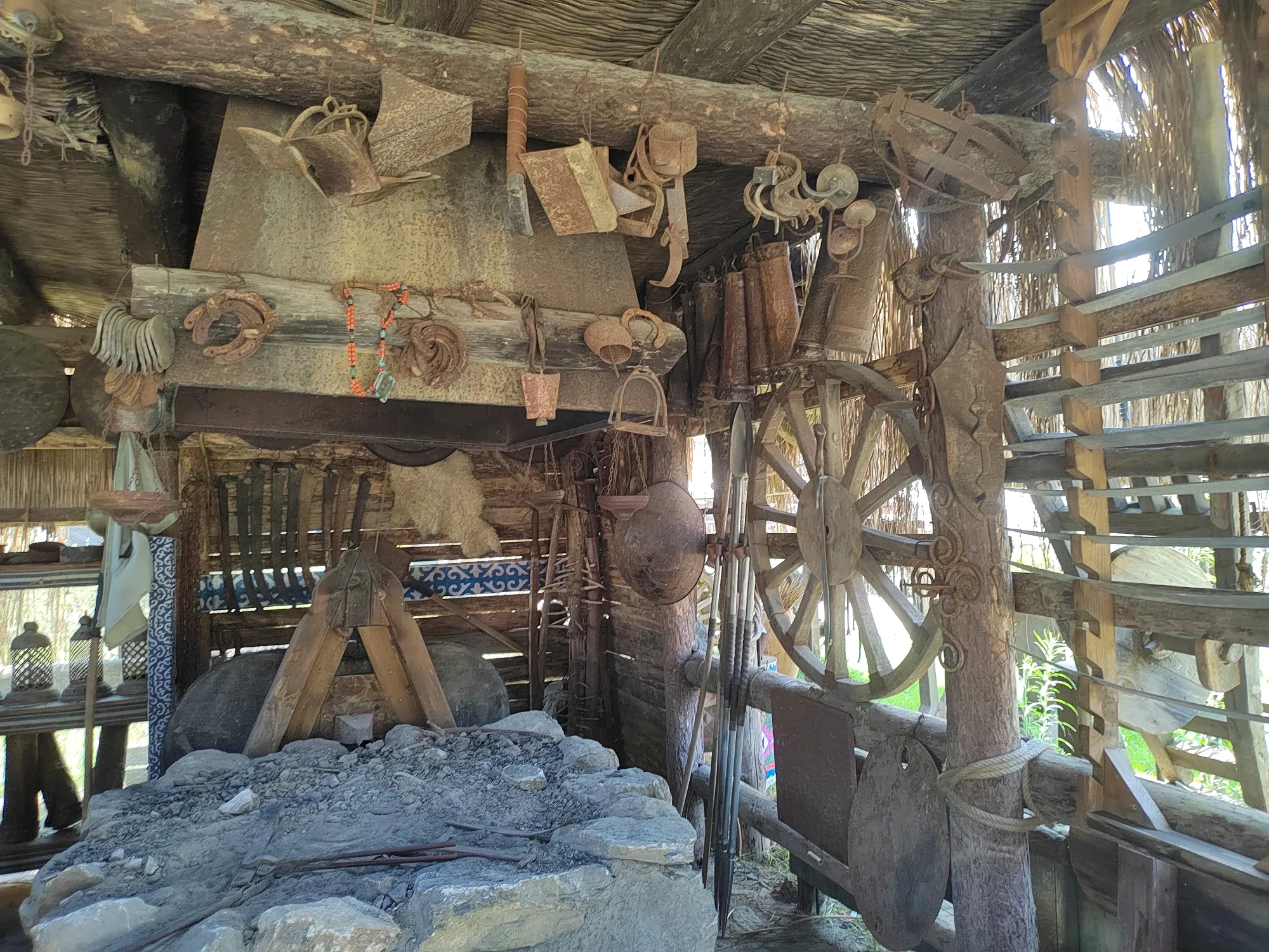 Внутри одного из шатров. Фото Дарины Устич