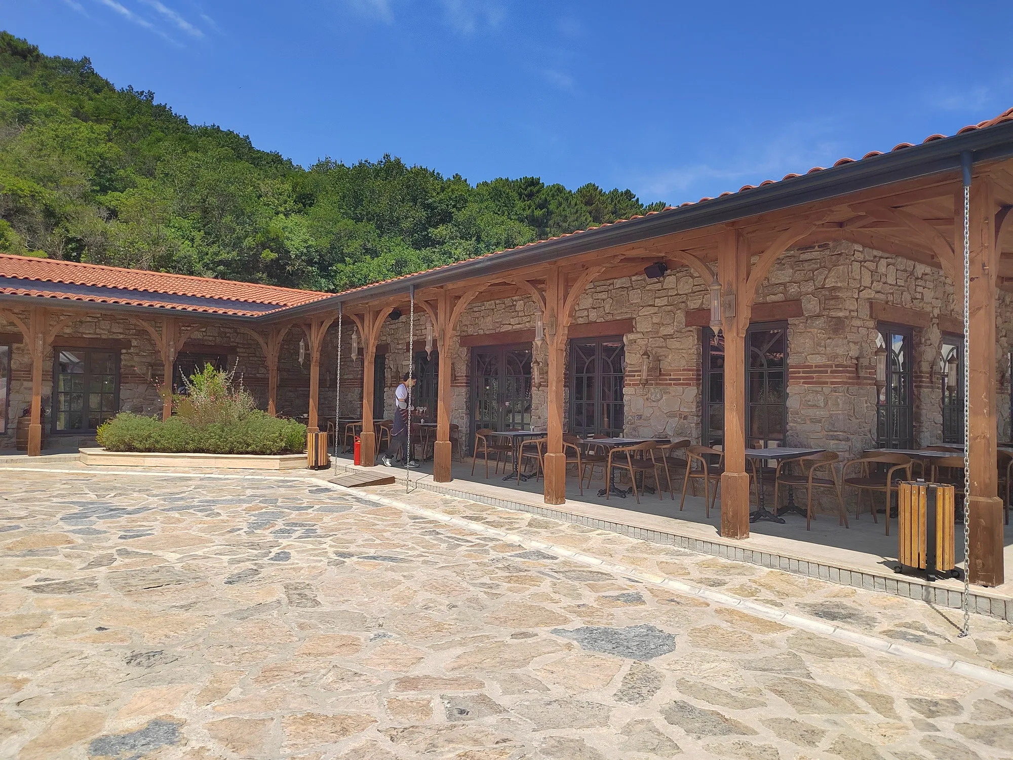 Это единственное место, где можно спрятаться в тень. Фото Дарины Устич