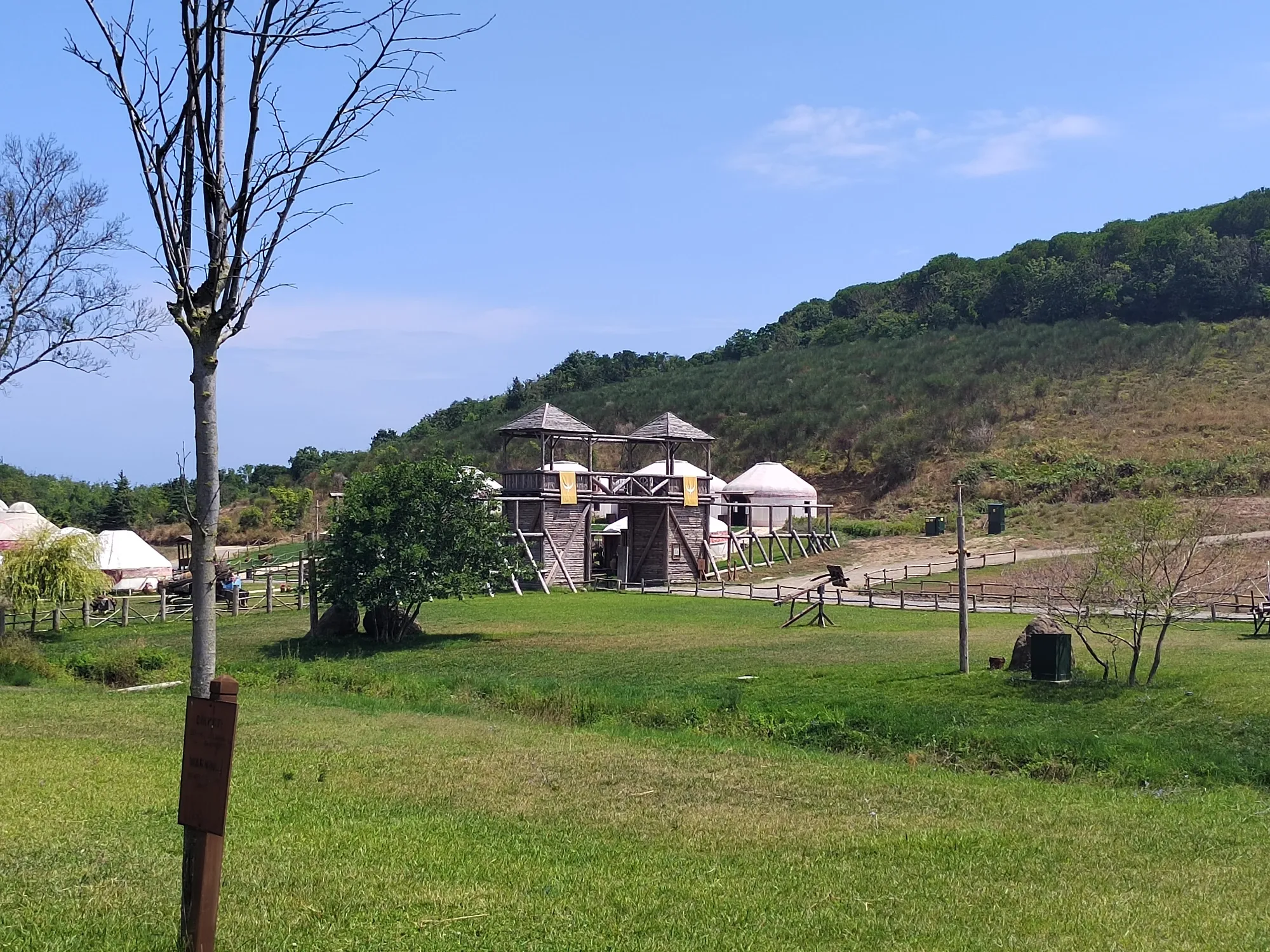 Въездные ворота в сериальный город. Фото Дарины Устич