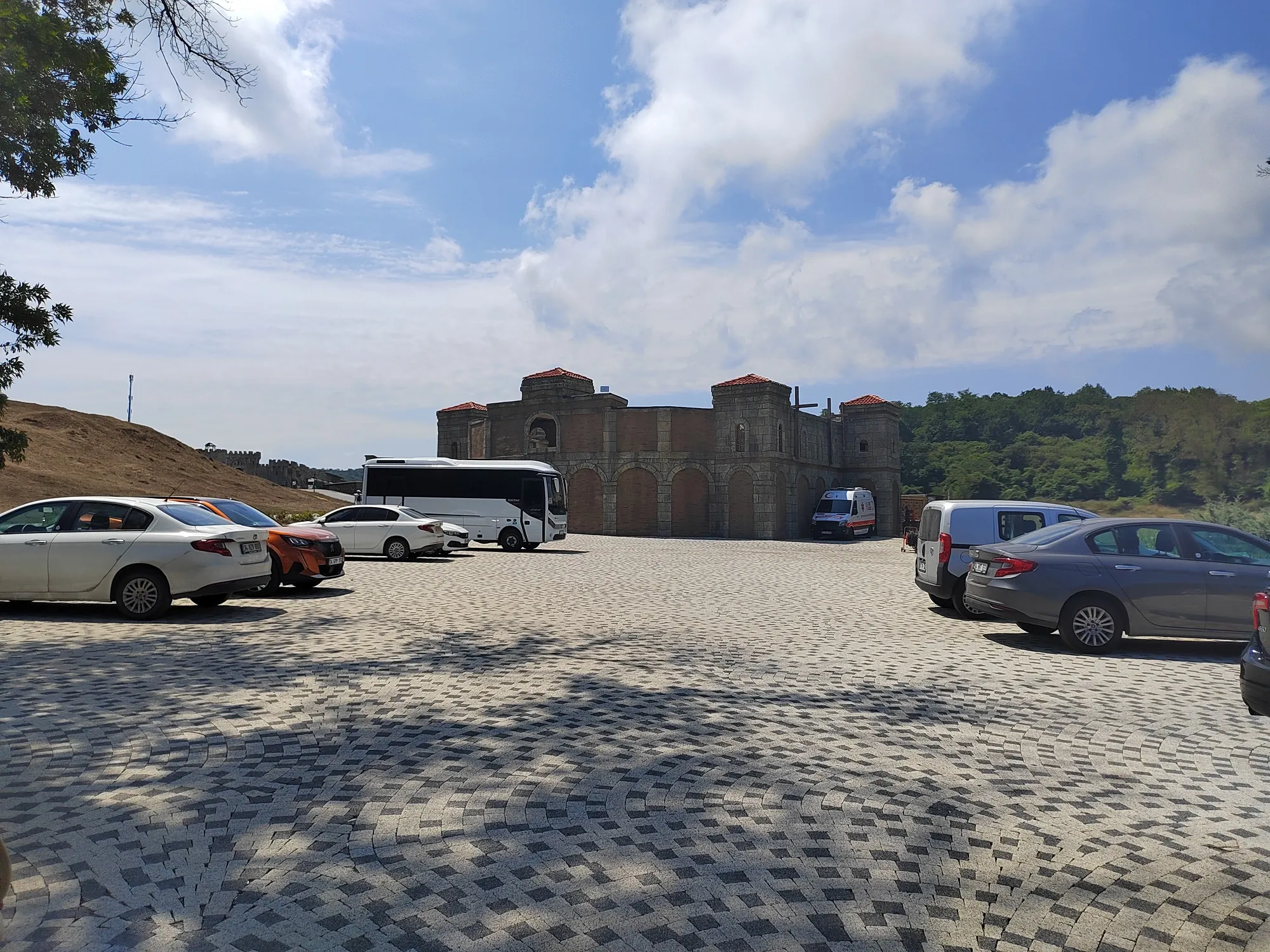 Крепость и парковка машин съёмочной группы. За этими стенами&nbsp;снимают кино. Фото Дарины Устич