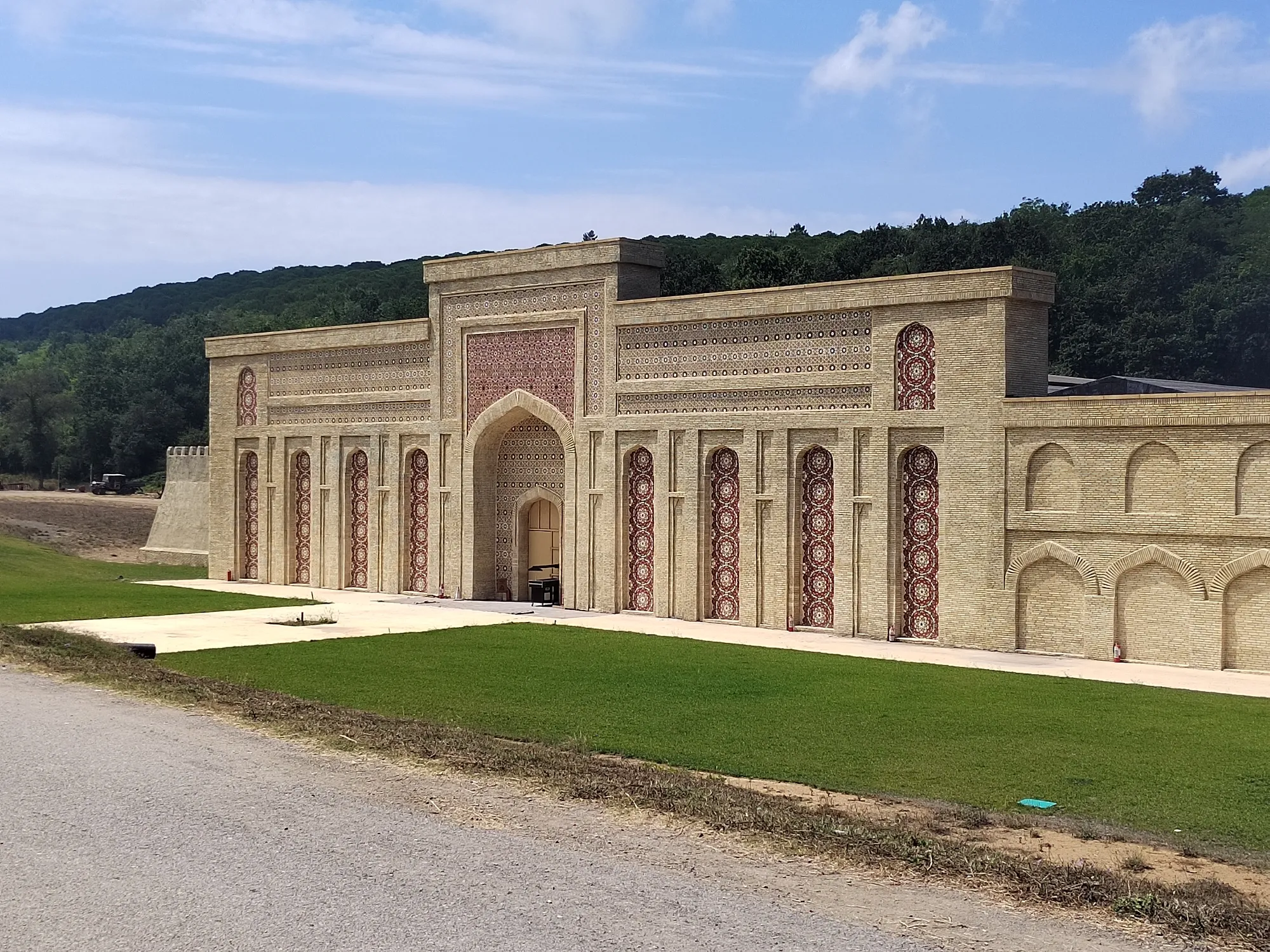 Атмосферные декорации под открытым небом. Фото Дарины Устич