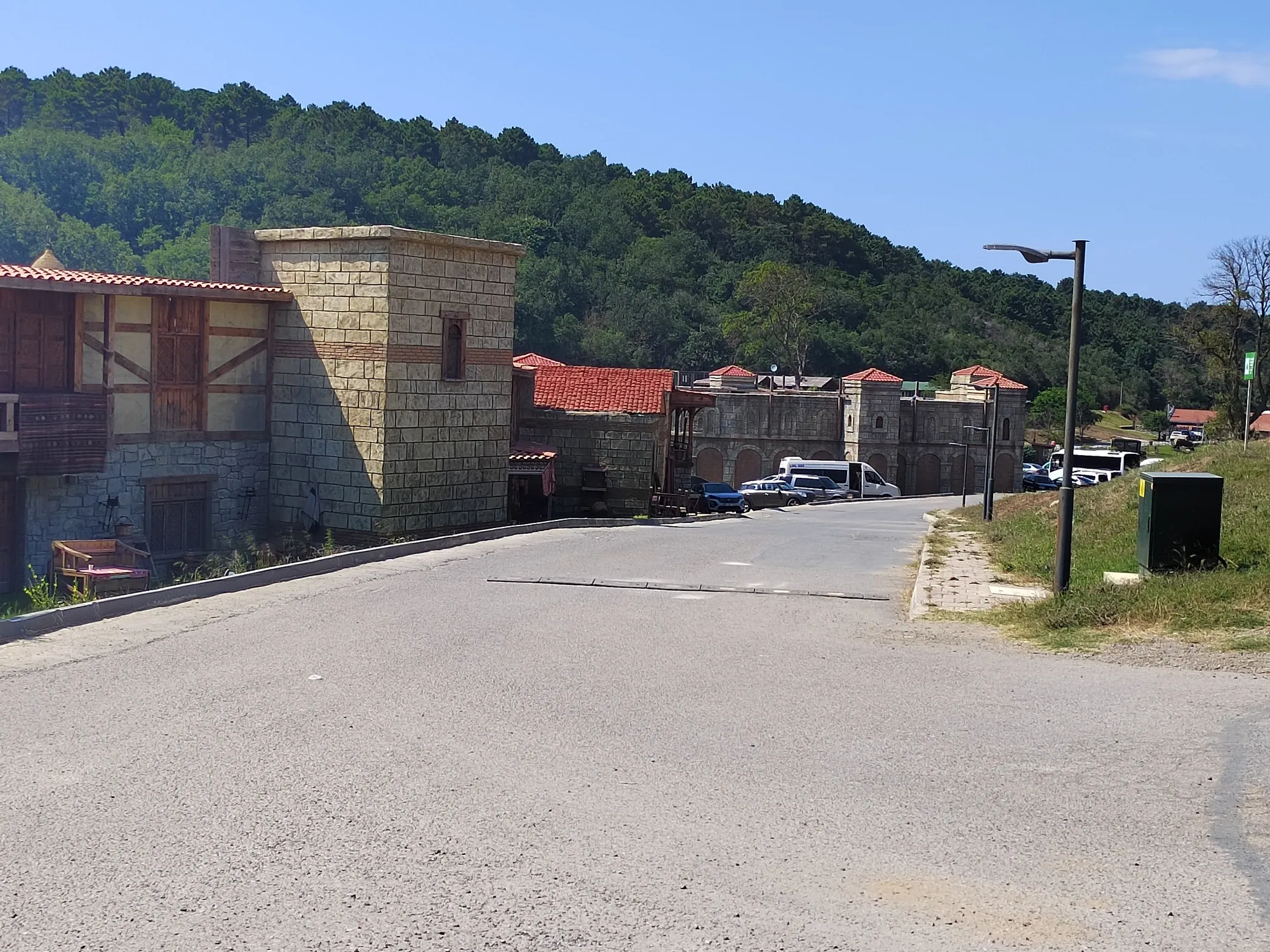 За стенами съёмки, на парковке машины артистов. Фото Дарины Устич