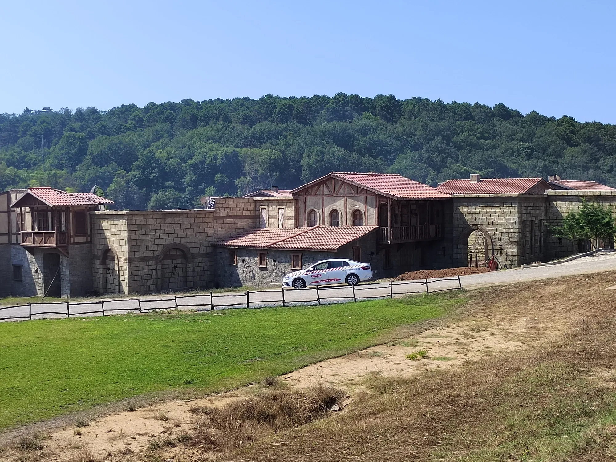 За этими стенами вовсю идут съёмки. Фото Дарины Устич