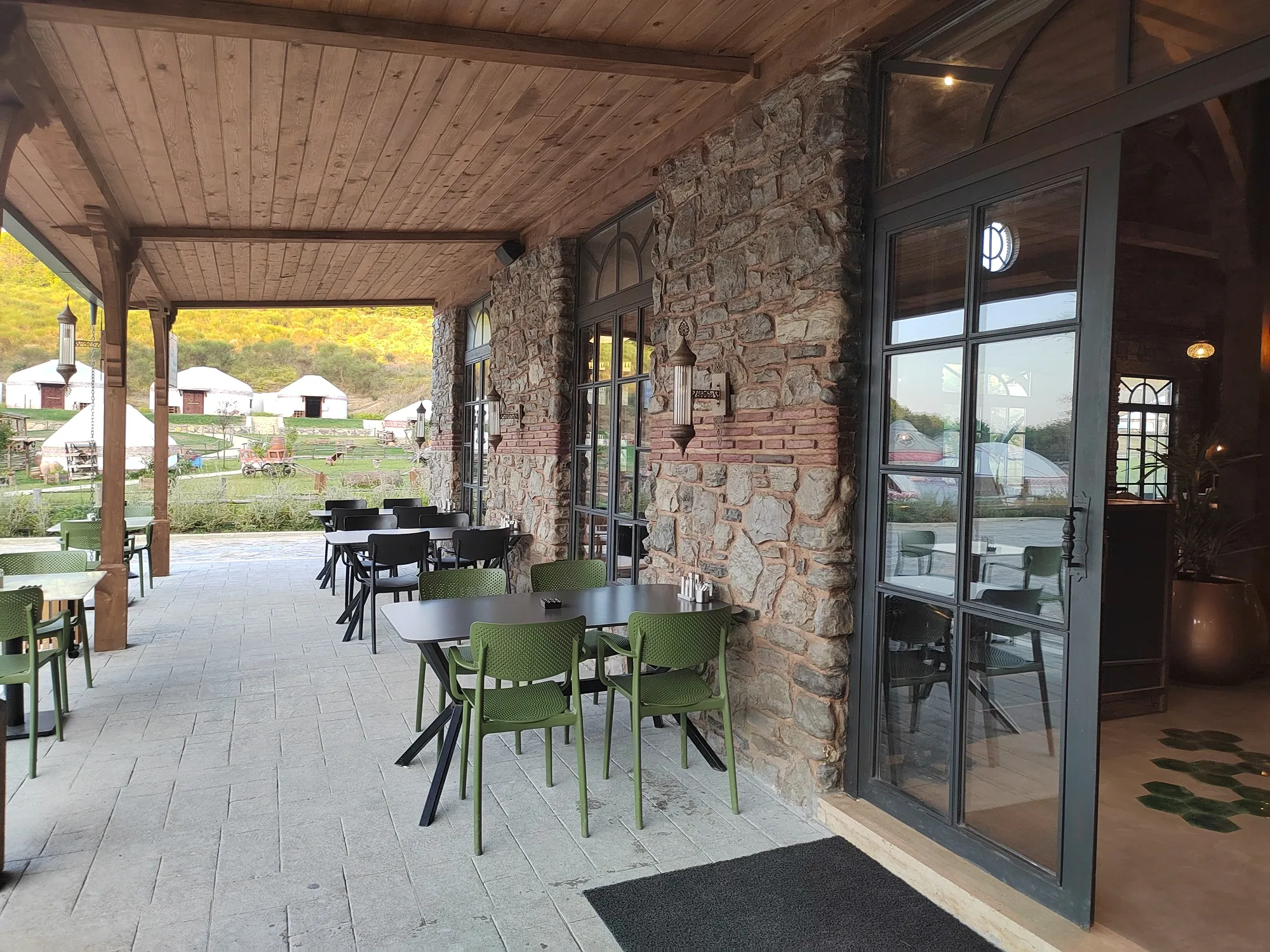 Наше убежище от жары, местный ресторанчик. Фото Дарины Устич