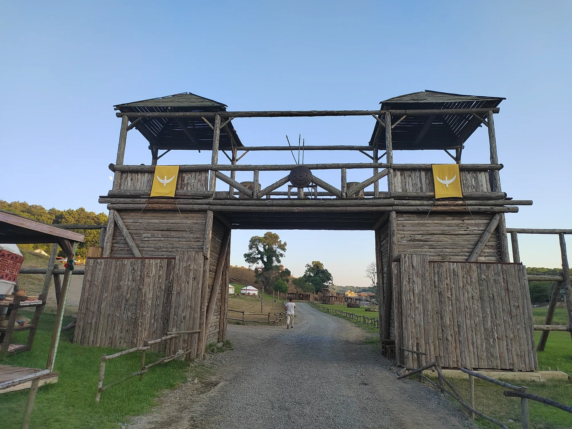 Сериальные флаги на входных воротах. Фото Дарины Устич