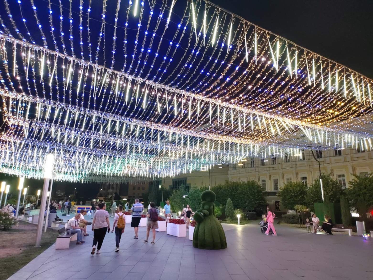 На Александровской площади круглый год красочно по вечерам. Фото Дарины Устич