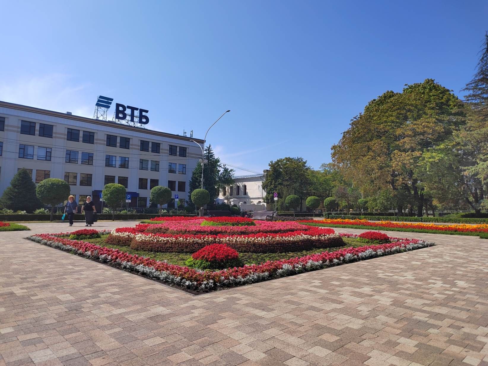 По краям площади тоже скверы, территория очень ухоженная. Фото Дарины Устич