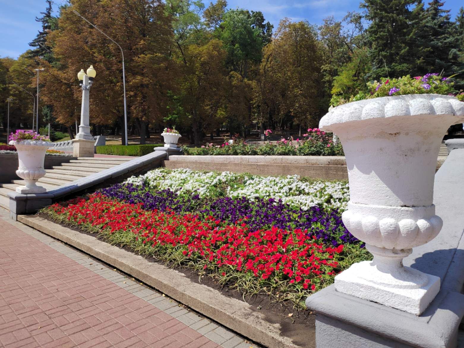 Здесь даже клумбы в цветах триколора. Фото Дарины Устич