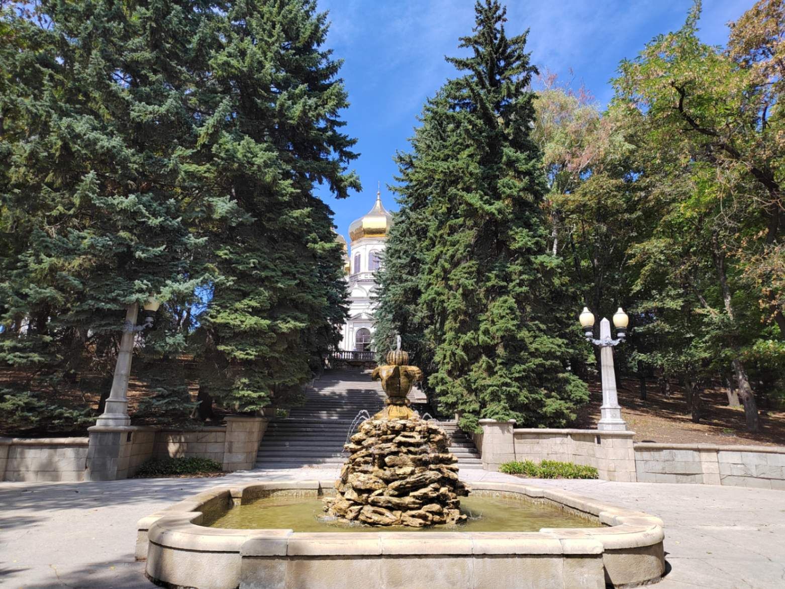 К мемориалу можно прийти, спустившись вниз от собора. Фото Дарины Устич