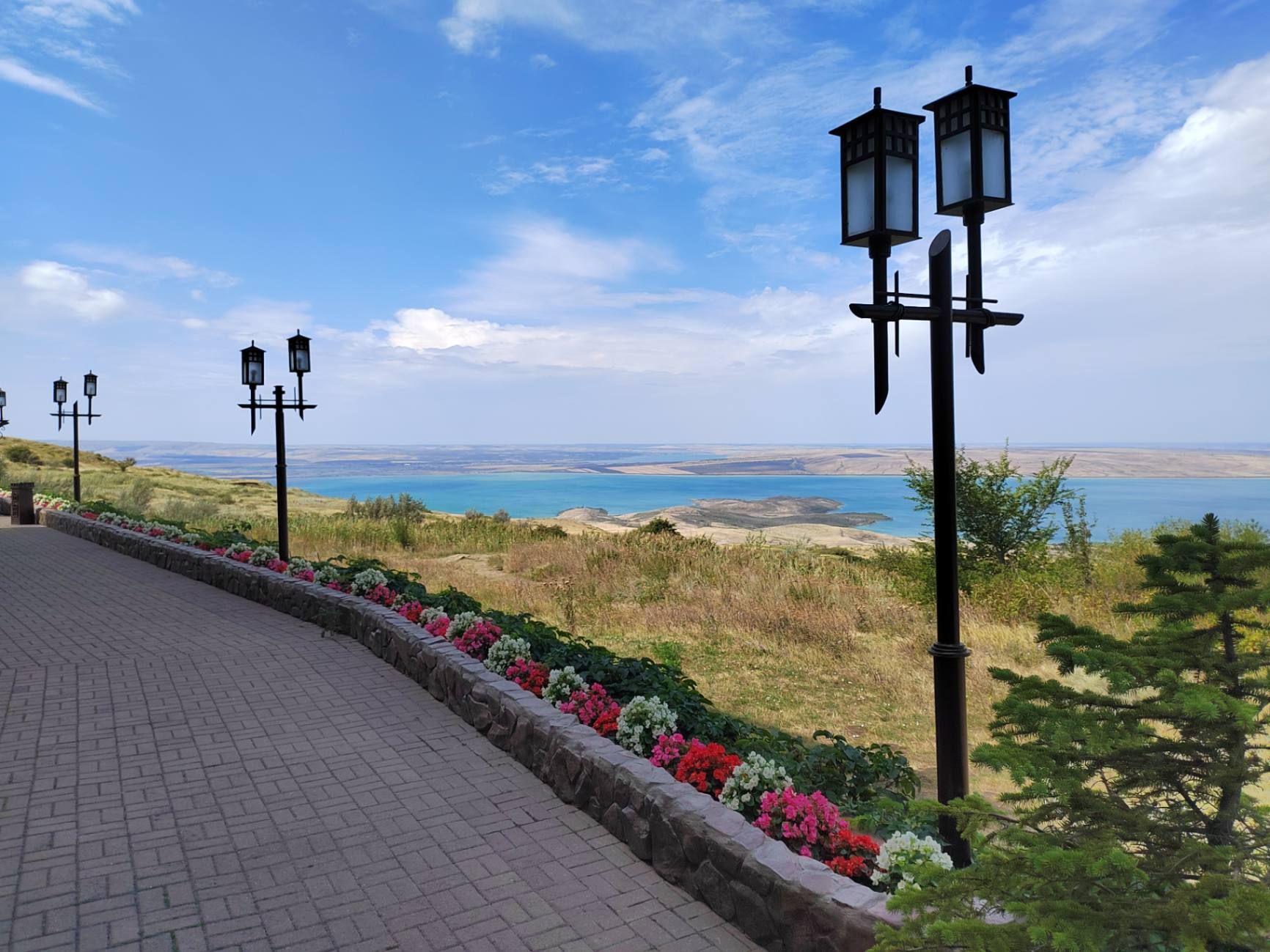 Прогулочная зона возле ресторана «Волчьи ворота». Фото Дарины Устич