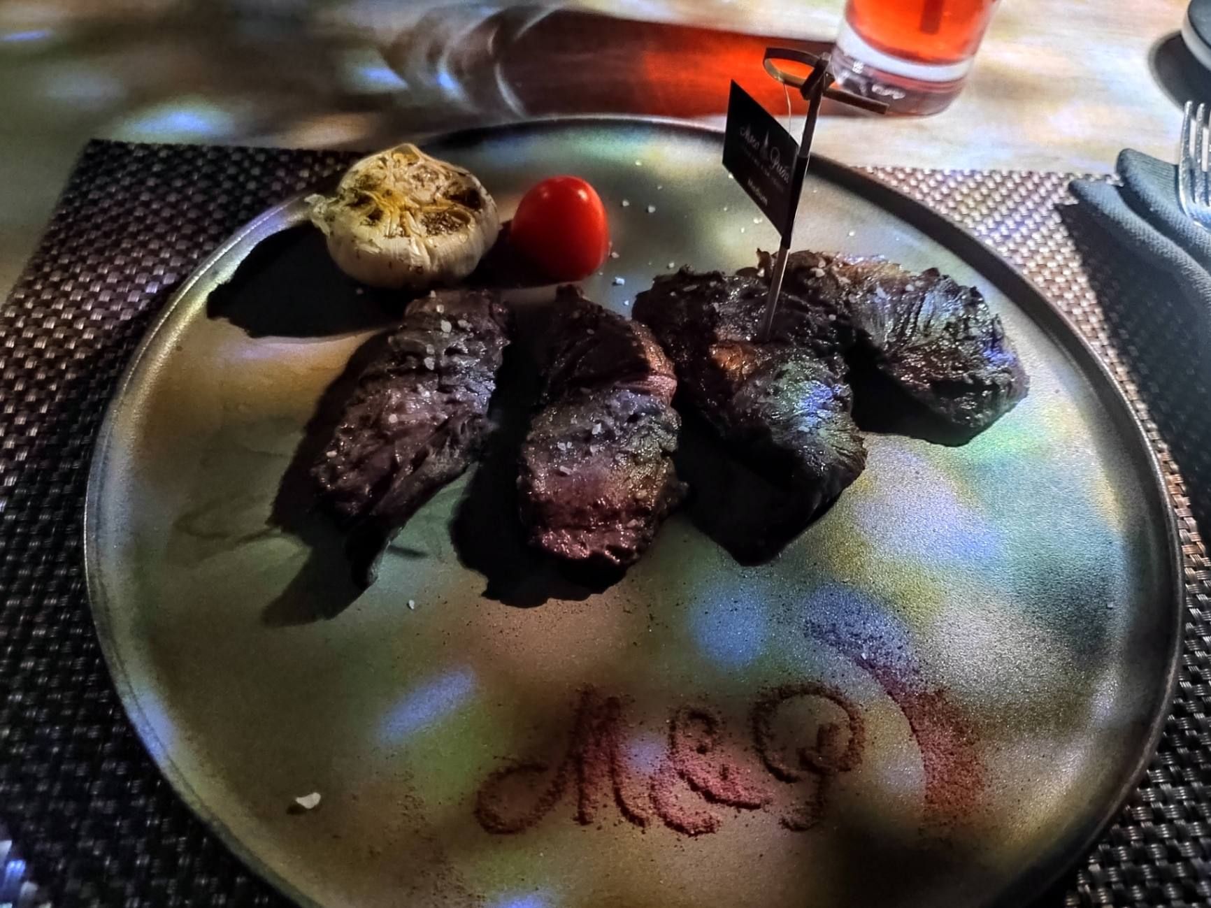 Фирменное мясо в ресторане. Фото Дарины Устич