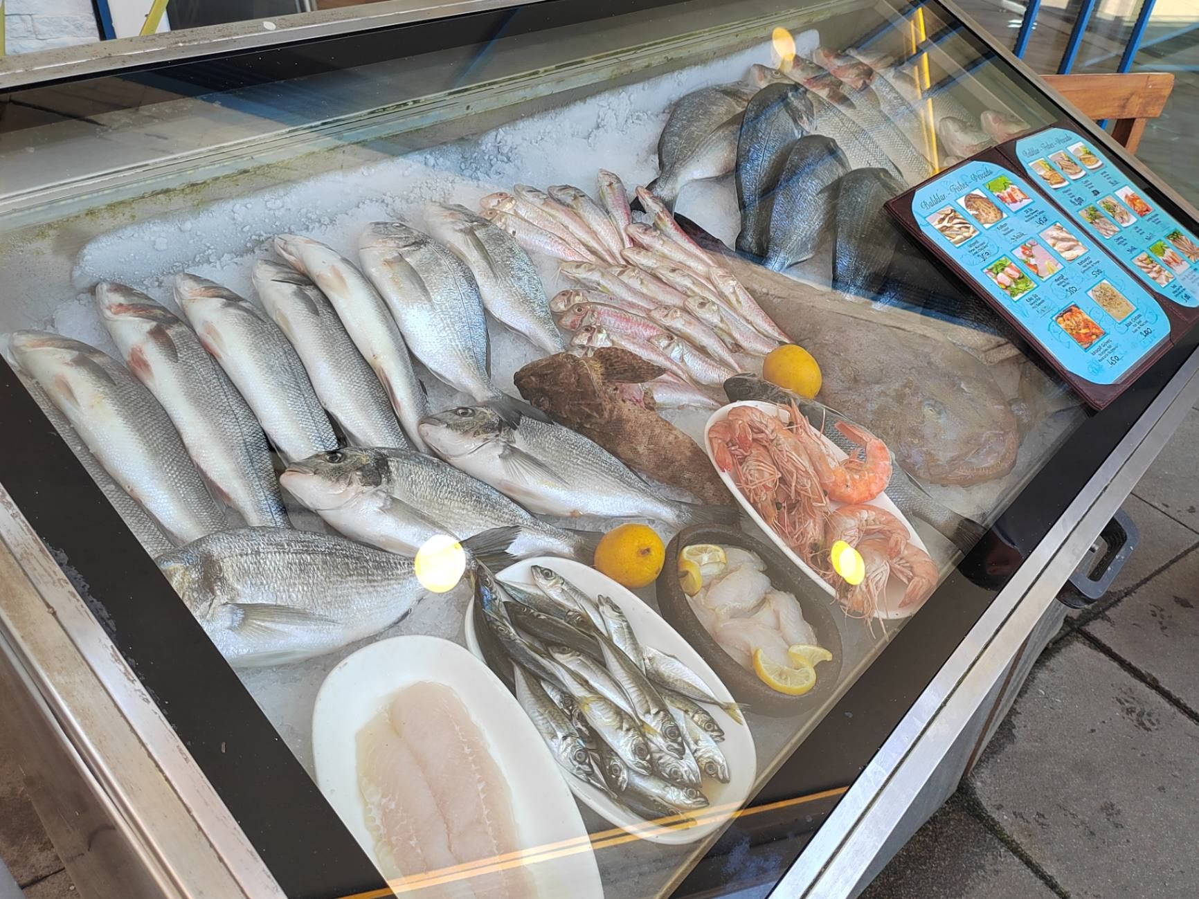 Рыба и мидии здесь вкуснейшие и недорогие. Фото Дарины Устич