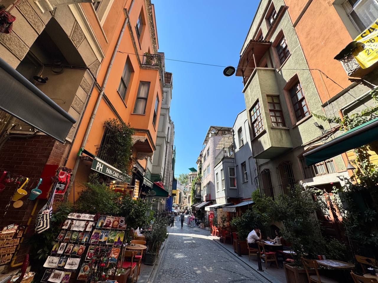 Улица Водина и сериальные балкончики. Сейчас здесь кафе. Фото Дарины Устич