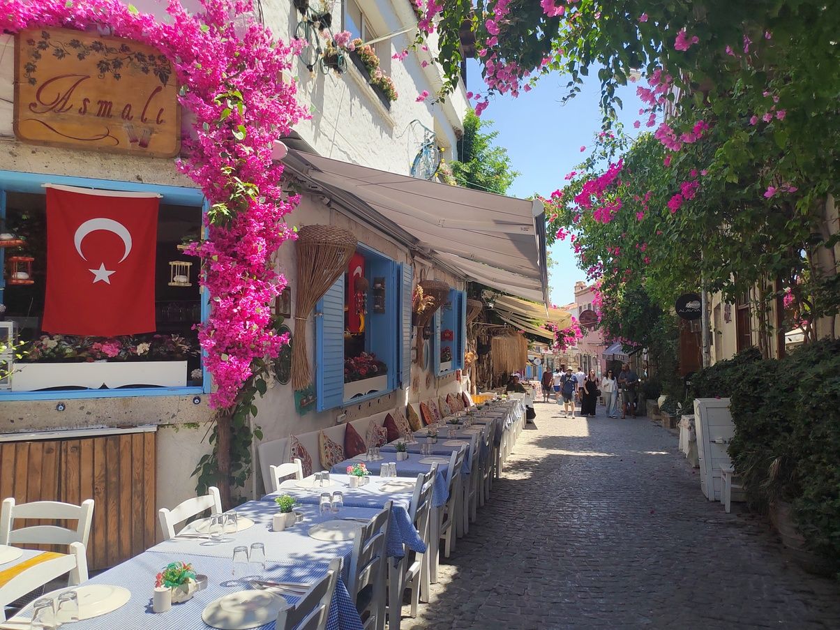 Колорит старых улочек Алачаты. Фото Дарины Устич