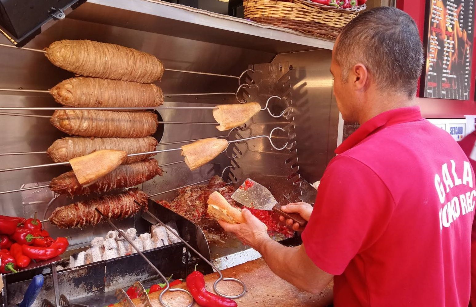 Увидите такие колбаски на вертеле, смело подходите и пробуйте. Фото Дарины Устич