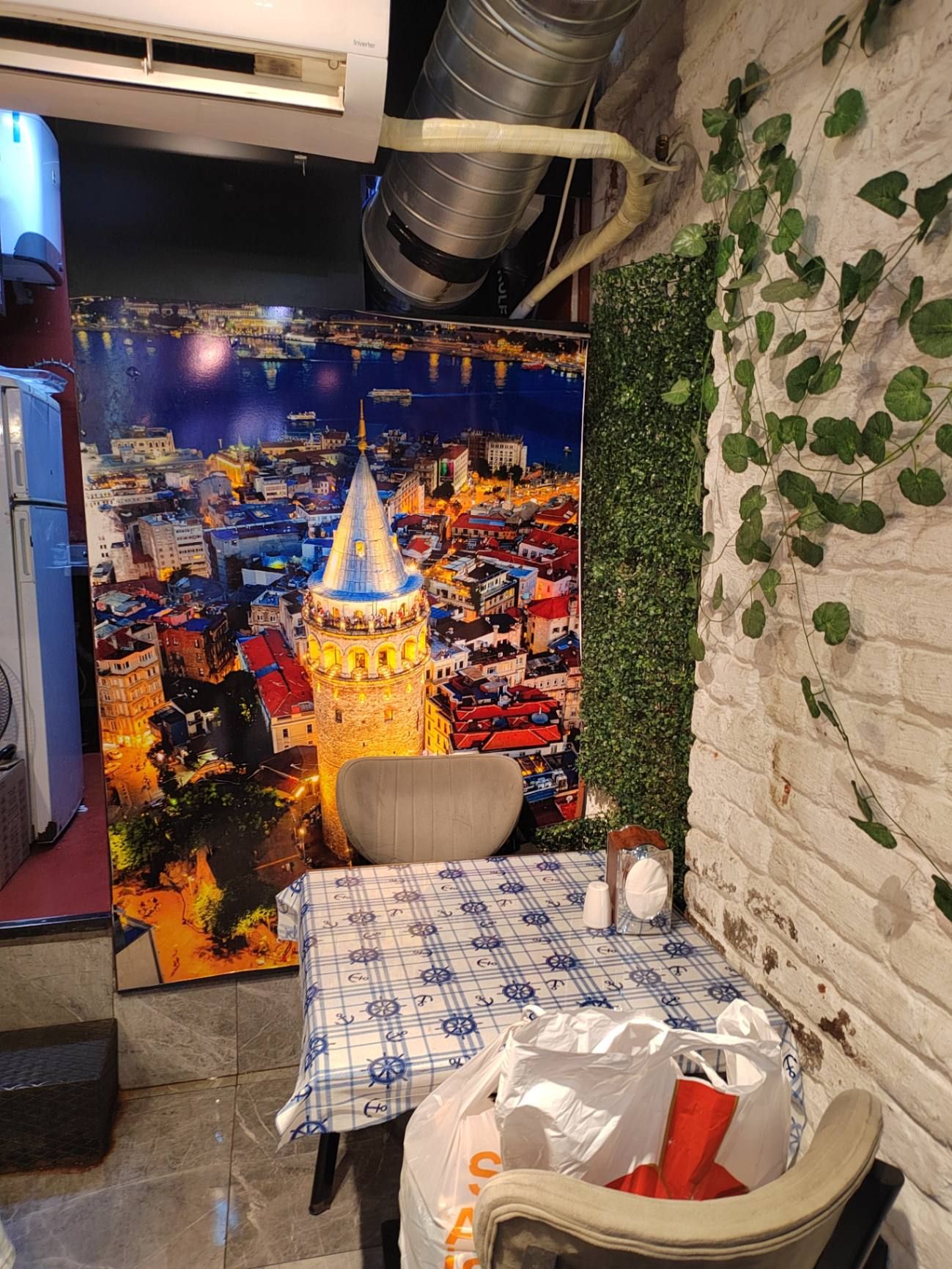 Скромная забегаловка возле Галаты. Фото Дарины Устич