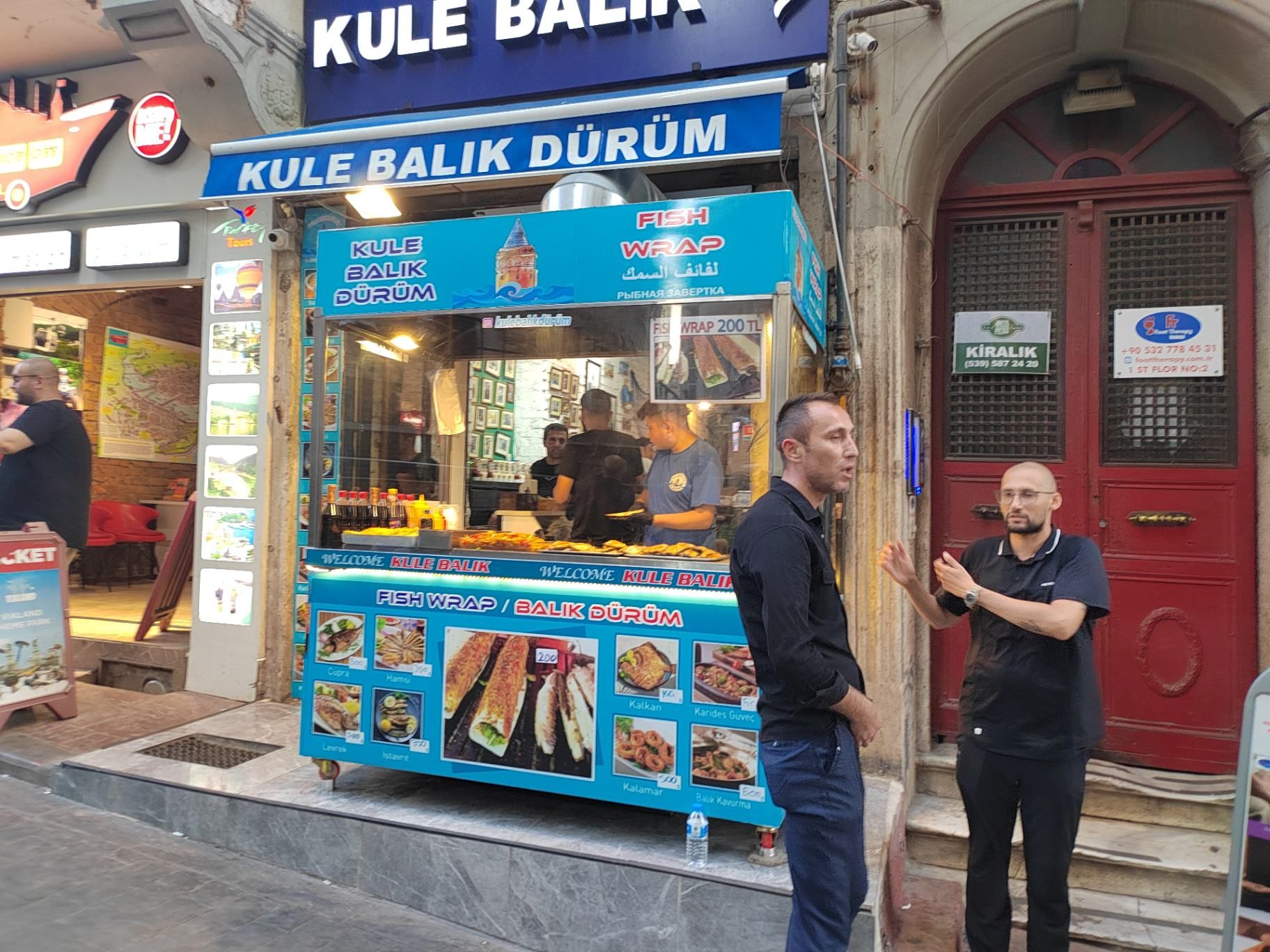 Лучший балык дюрюм продают в таких ларьках. Фото Дарины Устич