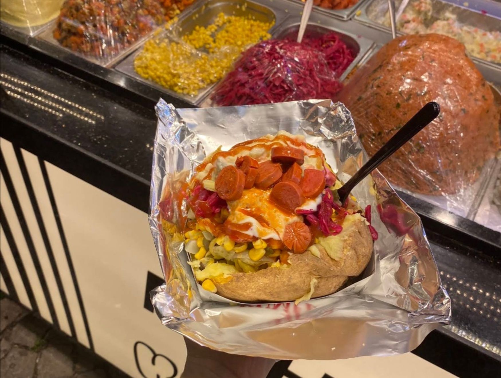 Прямо за мечетью Ортакёй начинаются ряды с лотками кумпира. Фото Дарины Устич