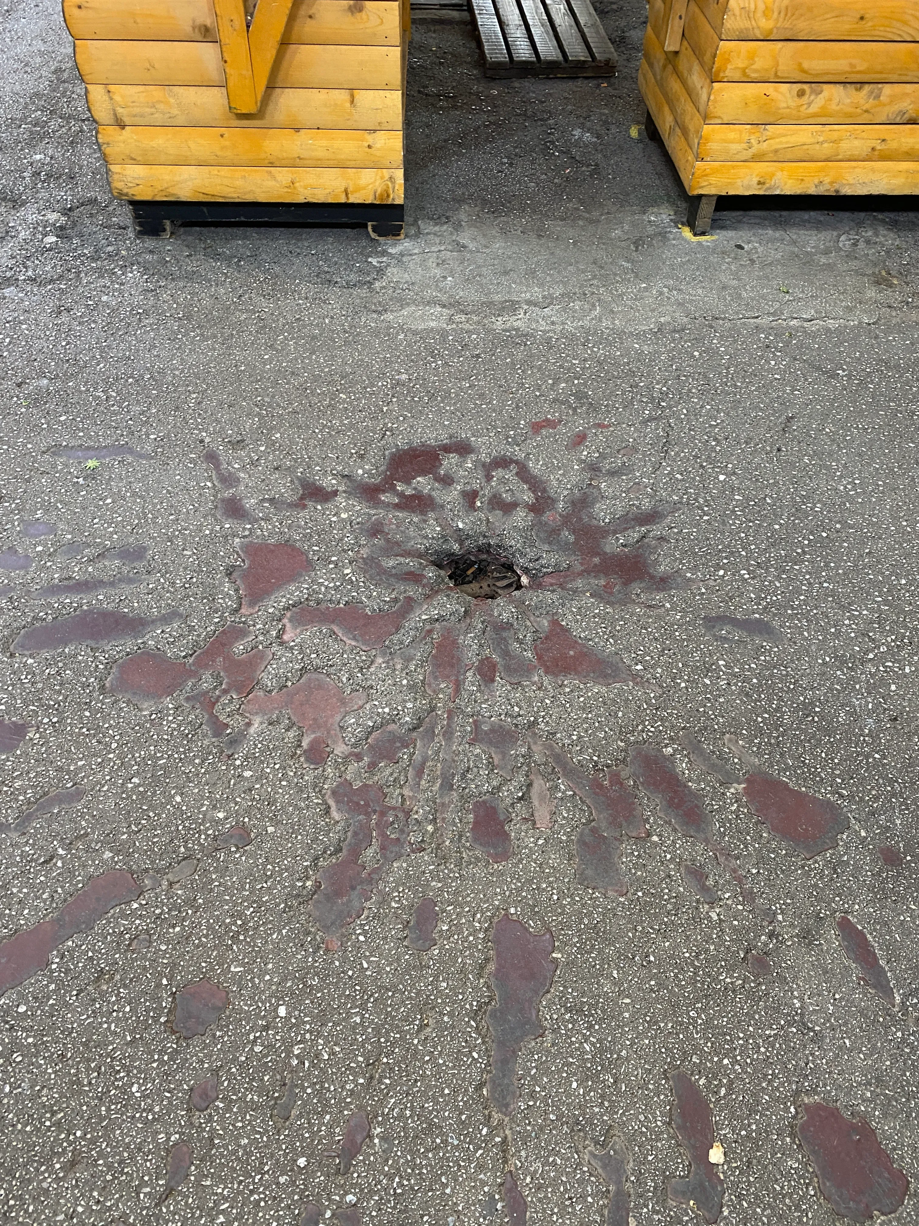 В Сараеве даже взгляд под ноги может вернуть к истории войны. Фото: Татьяна Осовская