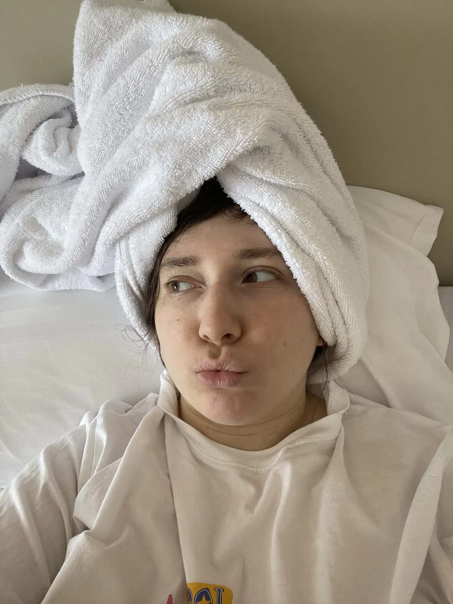 Ишь какая, разлеглась одна на кровати king size