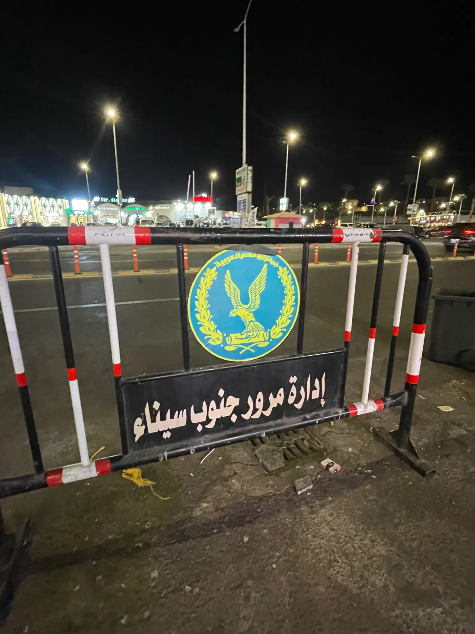 Таких ограждений много