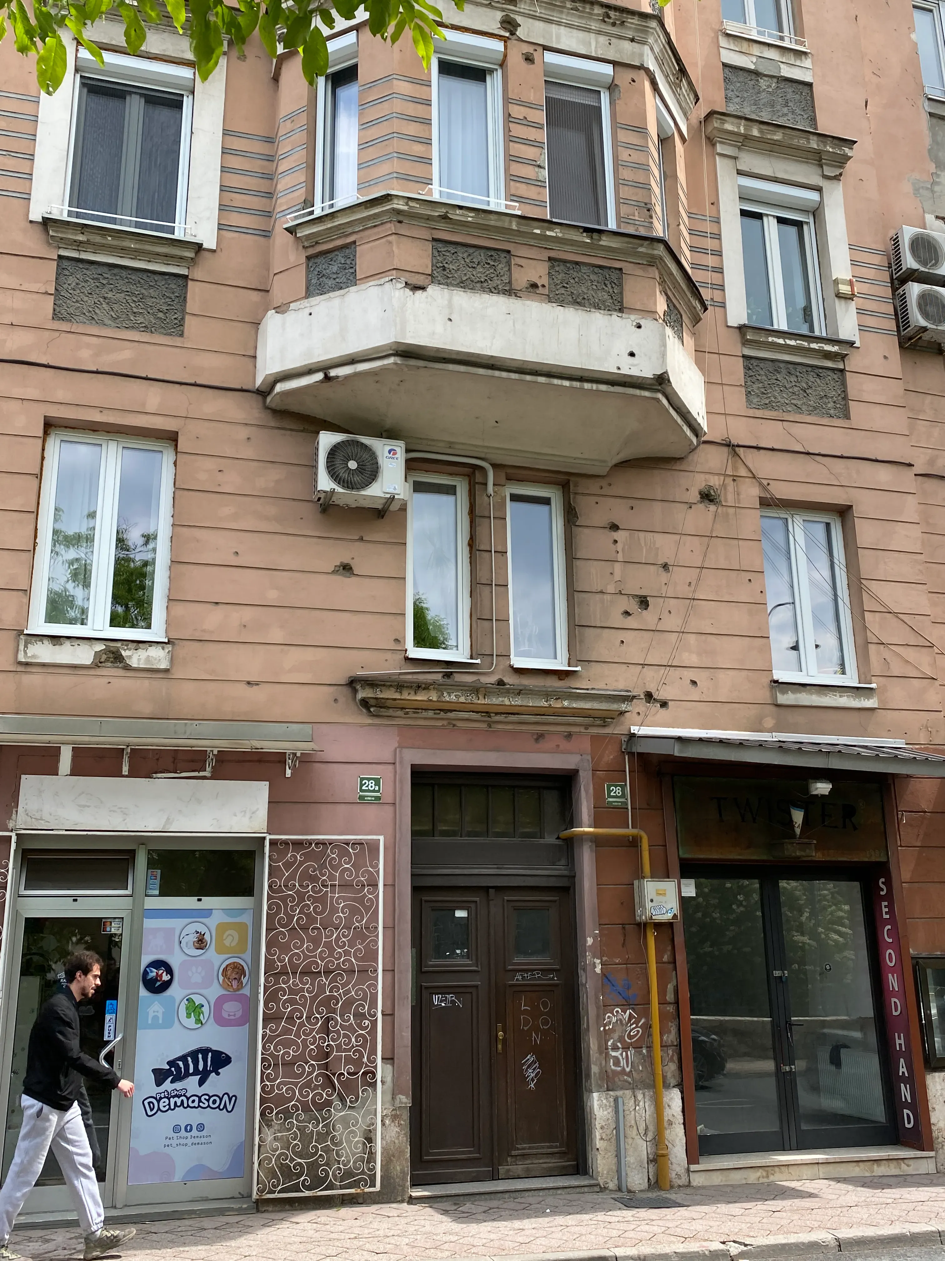 Следы обстрелов до сих пор можно увидеть на фасадах жилых домов Сараева. Фото: Татьяна Осовская