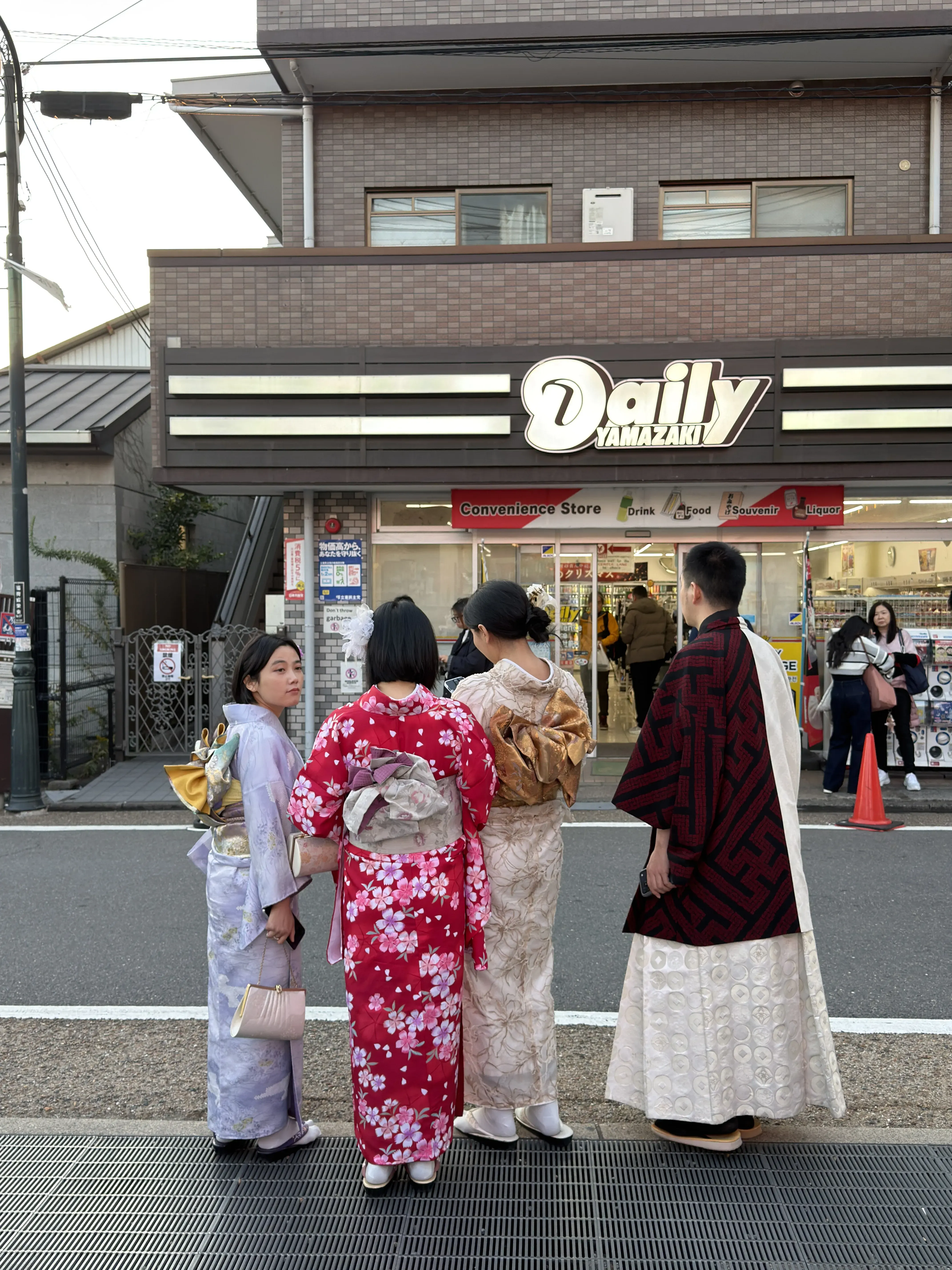 Наряженные в кимоно туристы. Фото: Оля Смирнова