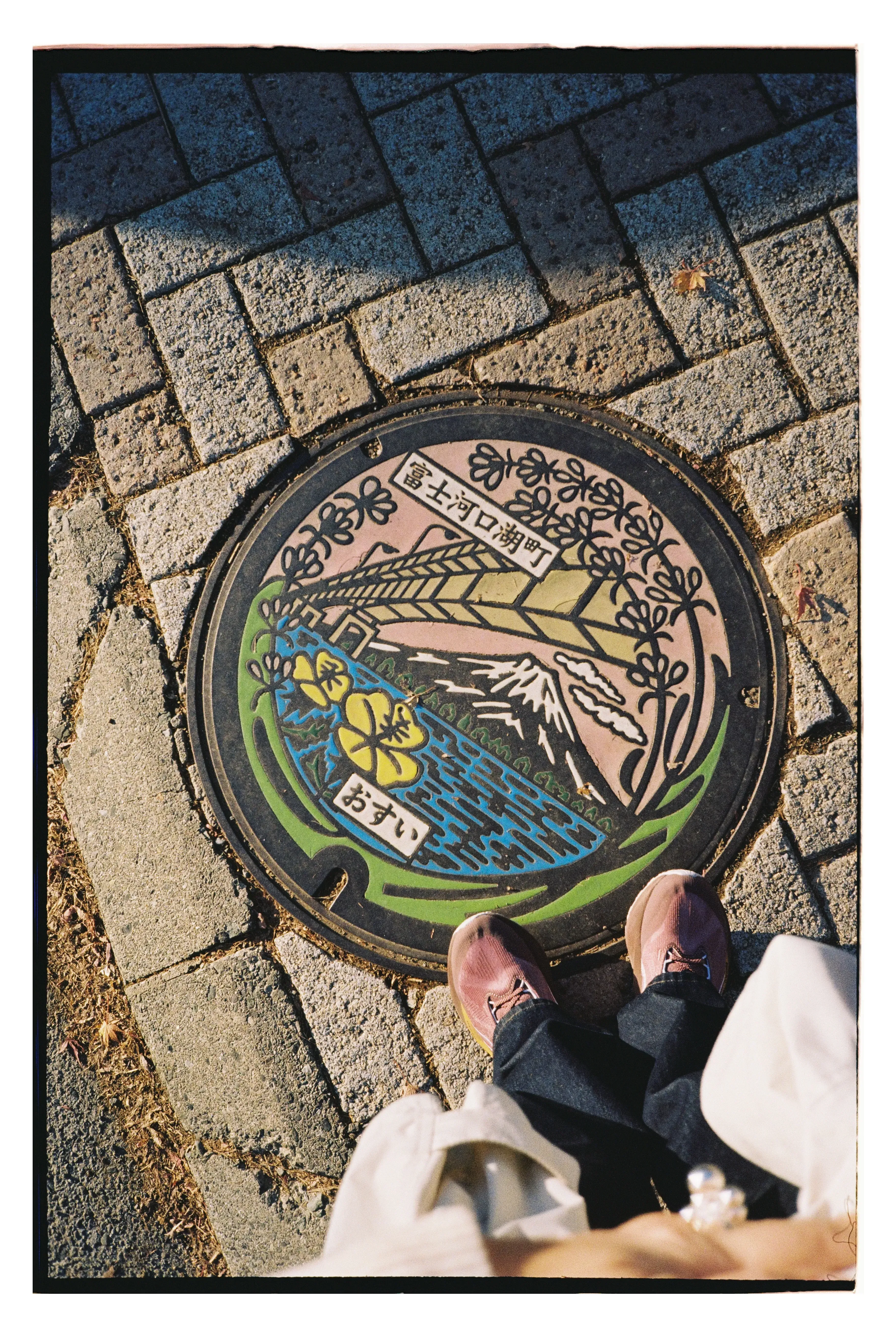 Япония — это эстетика во всём: от сувениров до люков. Фото: Оля Смирнова