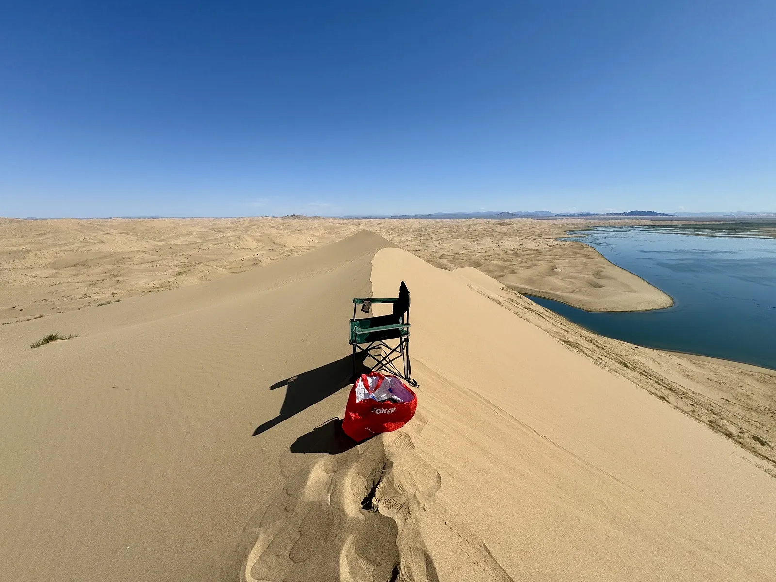 Жарюсь на бархане / фото Дмитрий Полудин