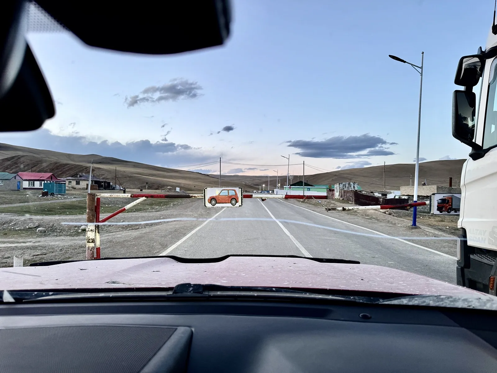 Легковушки на встречке / фото Дмитрий Полудин