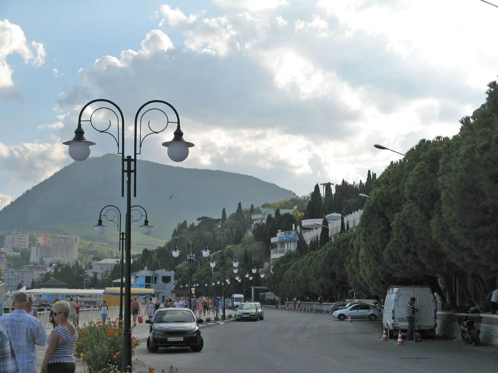 Профессорский уголок. Вид с набережной на гору Кастель / Фото Екатерины Борисовой / wikimedia