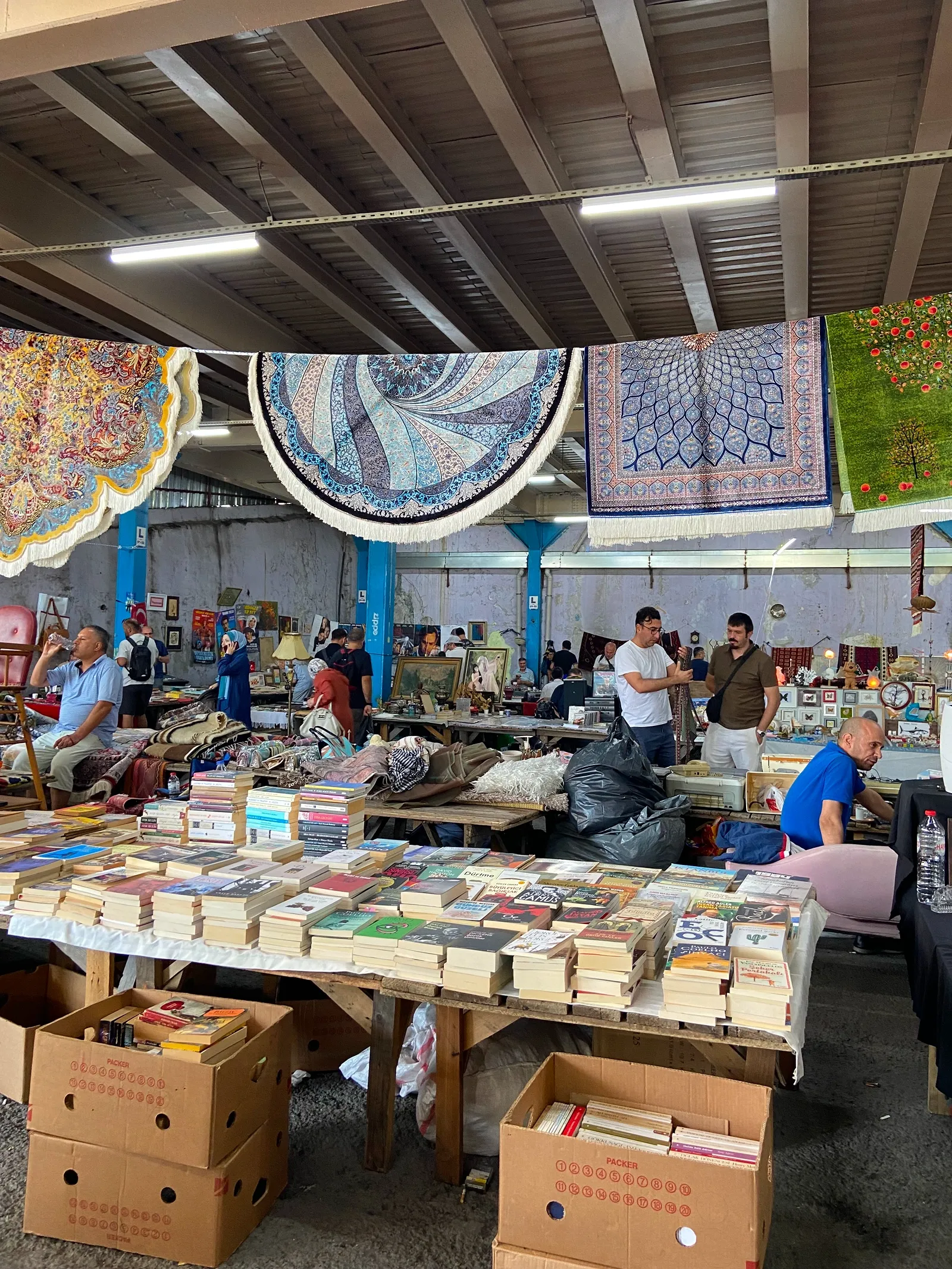 Ковры и книги. Автор фото Анастасия Пелевина