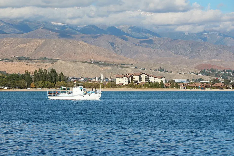 Озеро Иссык-Куль — главная локация Игр (Bgag / Wikimedia)