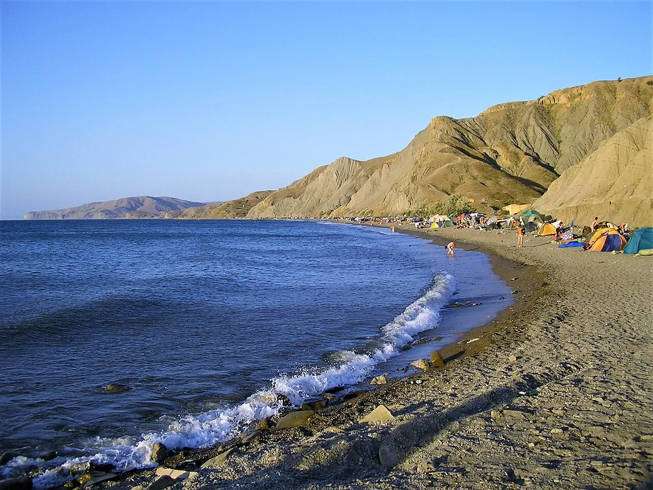 Палатки в Лисьей бухте (Andre Bardano / Wikimedia)