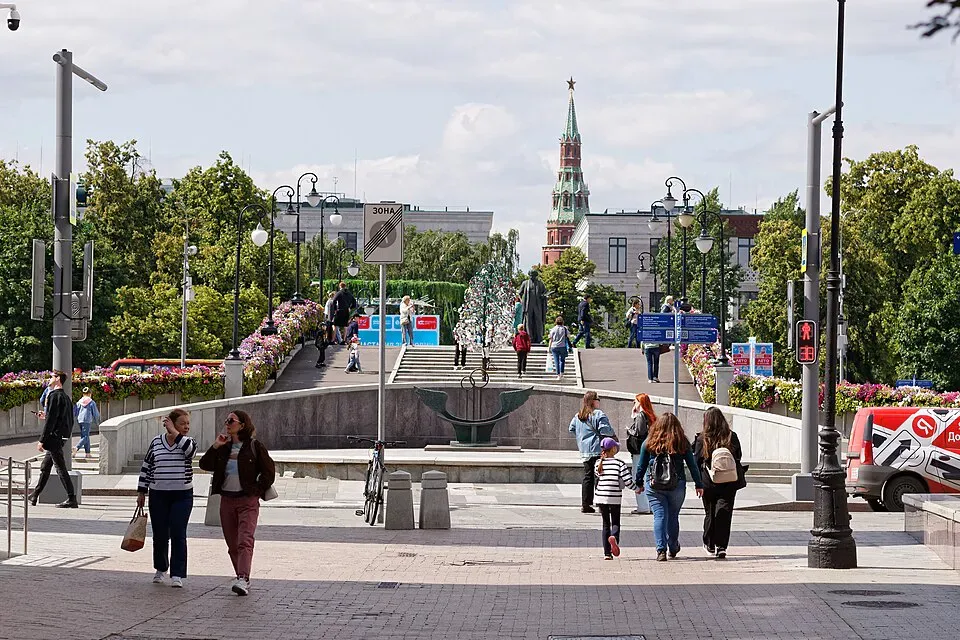 Лаврушинский переулок: выход на Лужков мост (Retired electrician / Wikimedia)