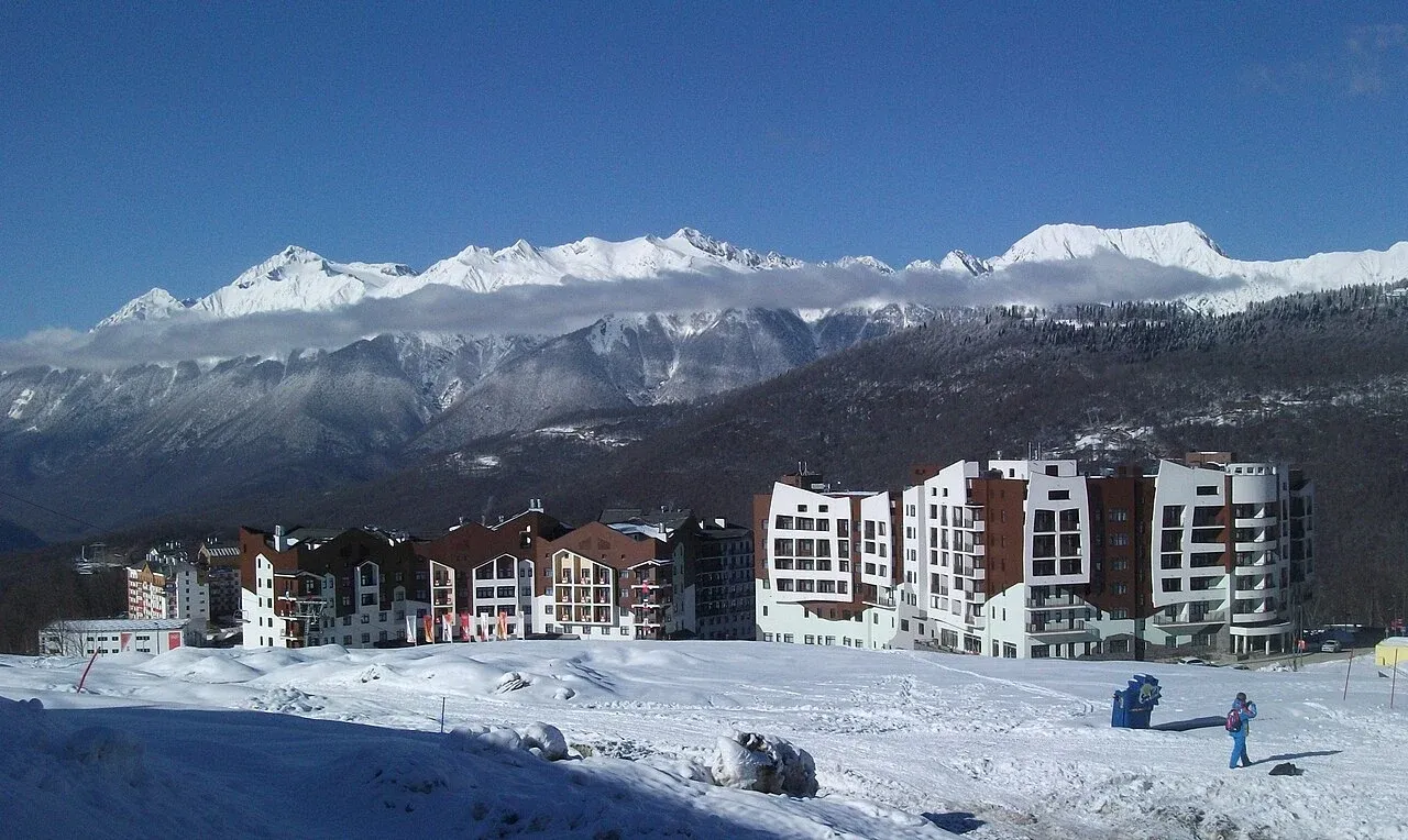 Горная Олимпийская деревня зимой