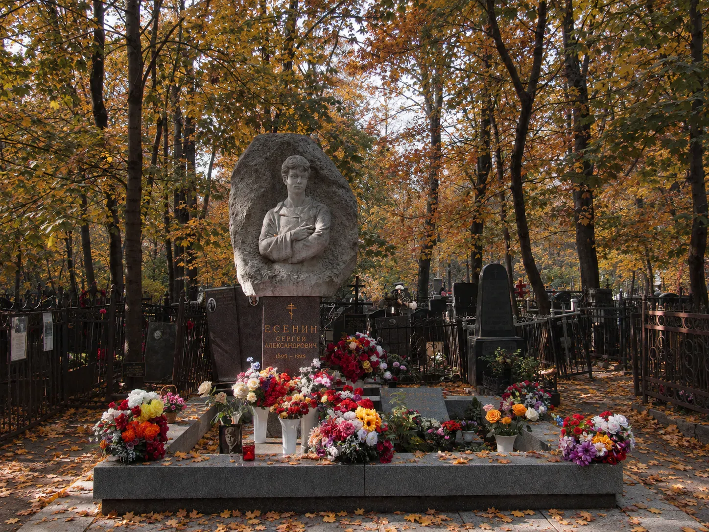 Могила Есенина. Оригинал фото: Ulaisaeva / Wikimedia
