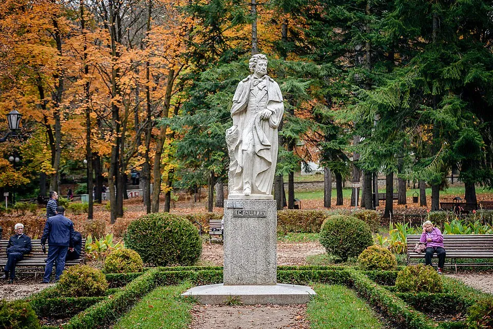 Памятник Пушкину в Кисловодском национальном парке (Alexey Bartenyev / Wikimedia)