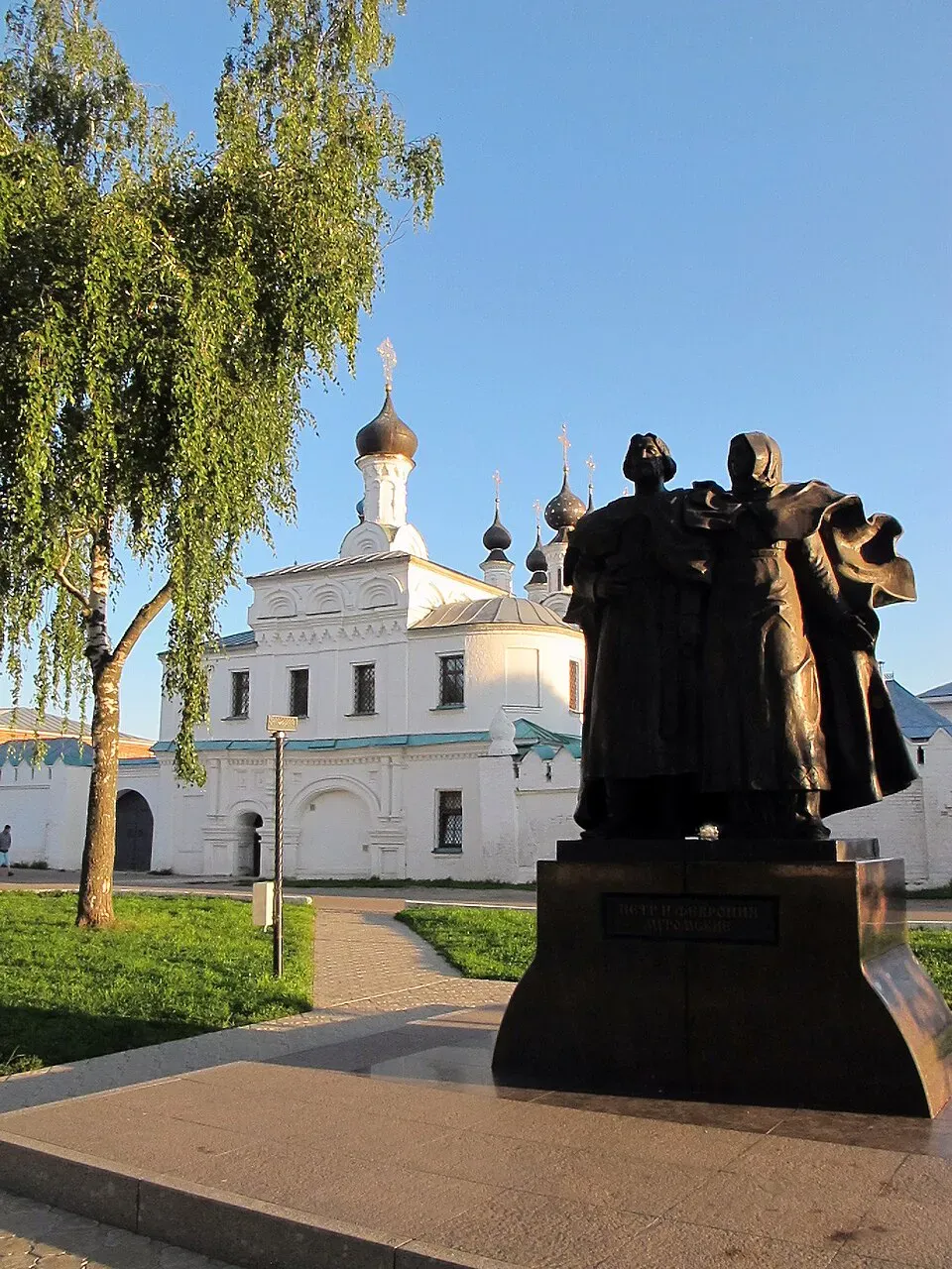 Памятник Петру и Февронии (Irmika / Wikimedia)