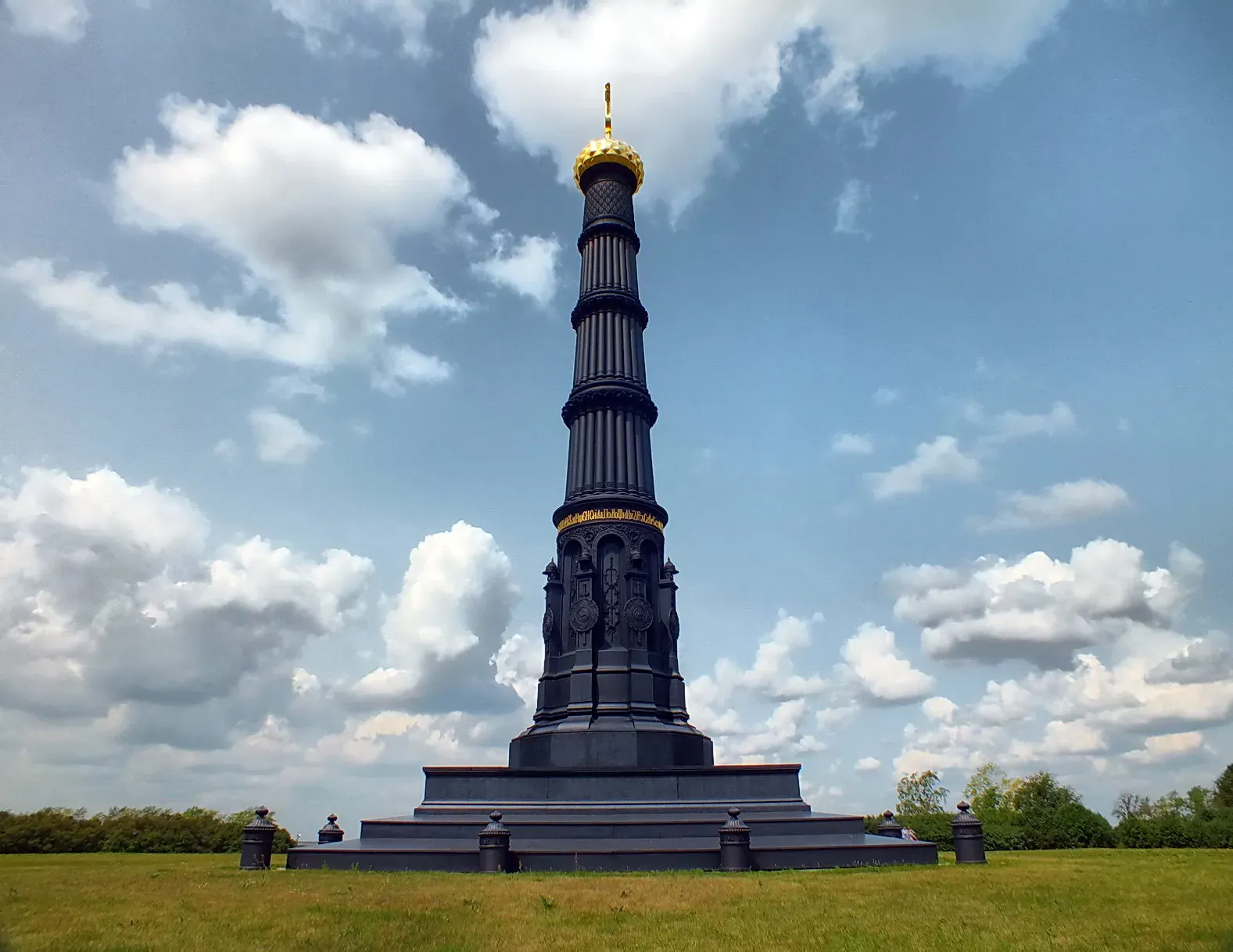 Колонна-мемориал на Красном холме / Quagdu / Wikimedia