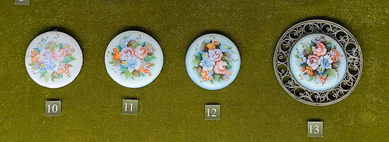 Штучки в технике финифть, собрание музея-заповедника «Ростовский кремль». Источник: Александр Сигачёв / Wikimedia&nbsp;