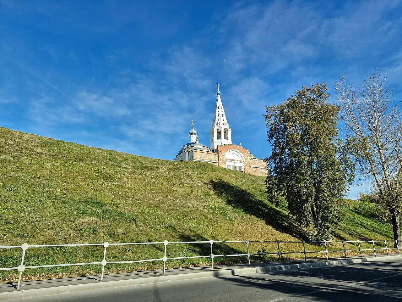Соборная гора и Троицкий собор (Kotjara kamenskaja / Wikimedia)