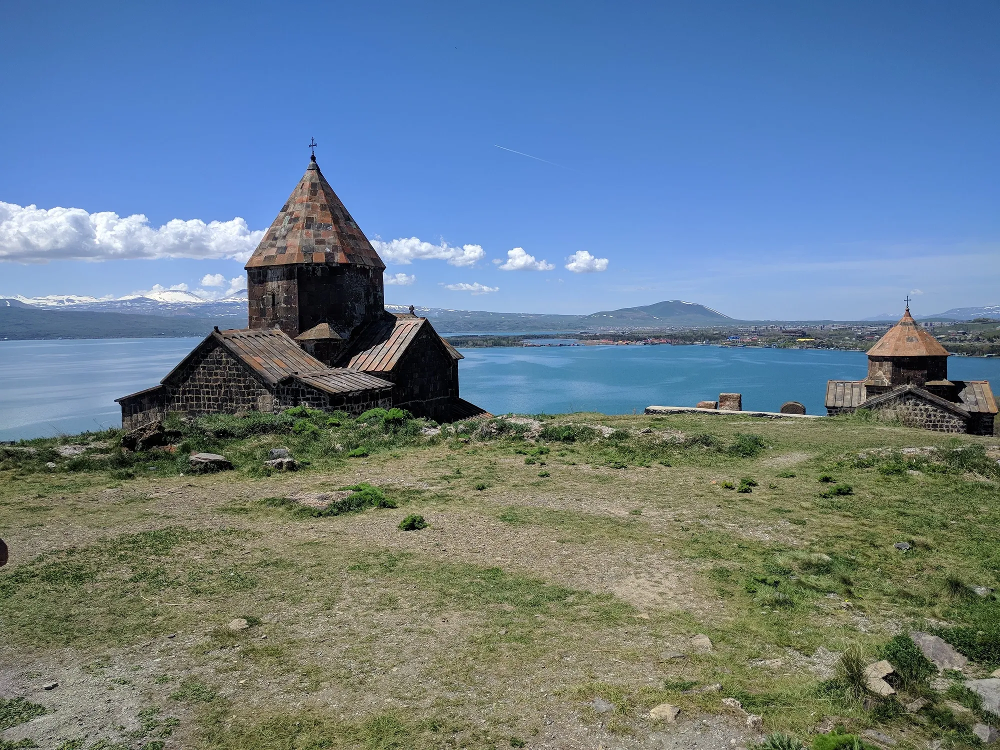 Озеро Севан и монастырь Севанаванк. Фото: H-dayan / Wikimedia